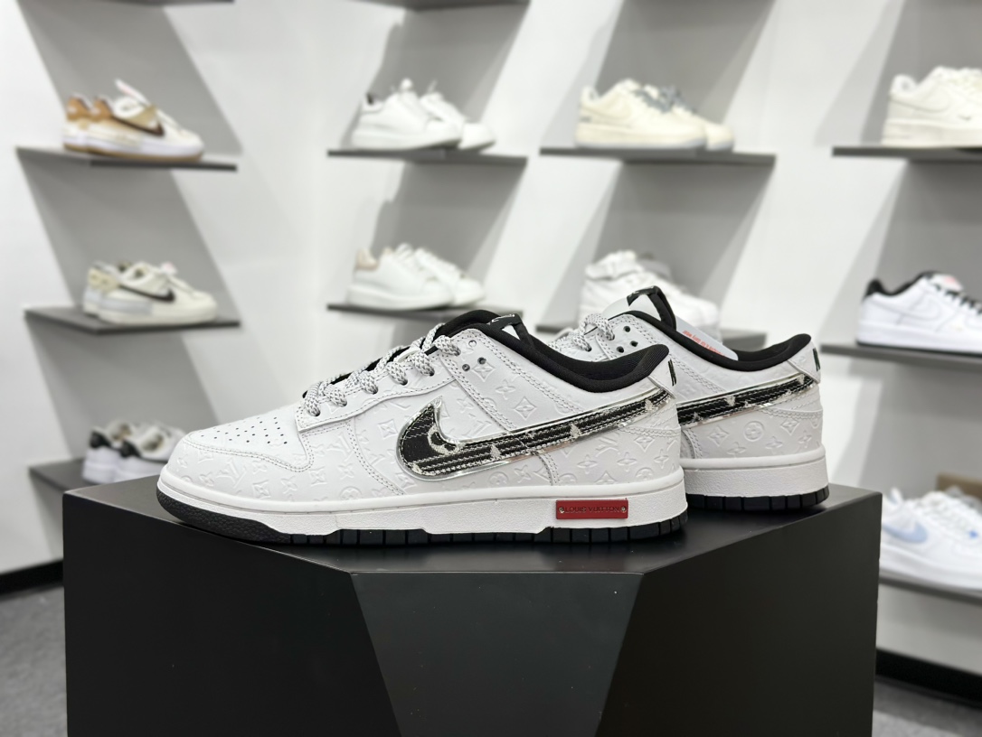 Nike SB Dunk Low “路易威登LV联名---纯白lv印花” 高端定制 低帮休闲板鞋 DS6608-002-莆田鞋,莆田鞋货源,高仿鞋,高仿鞋货源,安福档口,莆田高仿鞋,莆田鞋批发,高仿鞋批发,莆田高仿运动鞋,高仿运动鞋,莆田运动鞋 Nike SB Dunk Low “路易威登LV联名---纯白lv印花” 高端定制 低帮休闲板鞋 DS6608-002