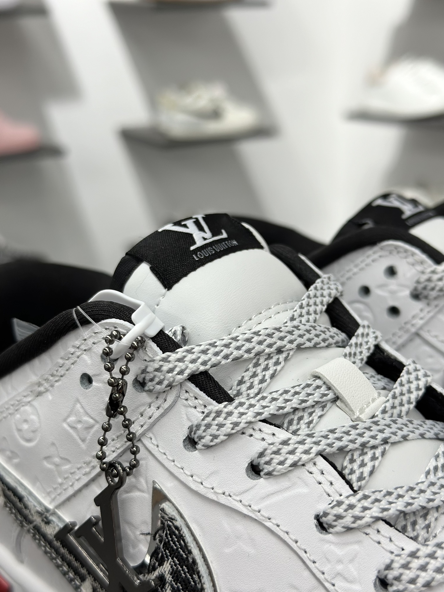 Nike SB Dunk Low “路易威登LV联名---纯白lv印花” 高端定制 低帮休闲板鞋 DS6608-002-莆田鞋,莆田鞋货源,高仿鞋,高仿鞋货源,安福档口,莆田高仿鞋,莆田鞋批发,高仿鞋批发,莆田高仿运动鞋,高仿运动鞋,莆田运动鞋 Nike SB Dunk Low “路易威登LV联名---纯白lv印花” 高端定制 低帮休闲板鞋 DS6608-002