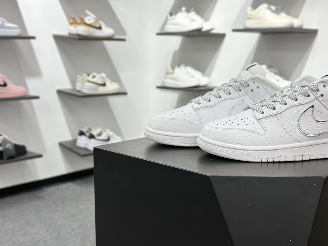 NIKE SB Dunk Low RETRO x Louis Vuitton 白黑牛仔满印 DS6608-001-莆田鞋,莆田鞋货源,高仿鞋,高仿鞋货源,安福档口,莆田高仿鞋,莆田鞋批发,高仿鞋批发,莆田高仿运动鞋,高仿运动鞋,莆田运动鞋 NIKE SB Dunk Low RETRO x Louis Vuitton 白黑牛仔满印 DS6608-001