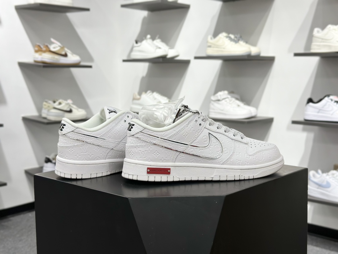 NIKE SB Dunk Low RETRO x Louis Vuitton 白黑牛仔满印 DS6608-001-莆田鞋,莆田鞋货源,高仿鞋,高仿鞋货源,安福档口,莆田高仿鞋,莆田鞋批发,高仿鞋批发,莆田高仿运动鞋,高仿运动鞋,莆田运动鞋 NIKE SB Dunk Low RETRO x Louis Vuitton 白黑牛仔满印 DS6608-001