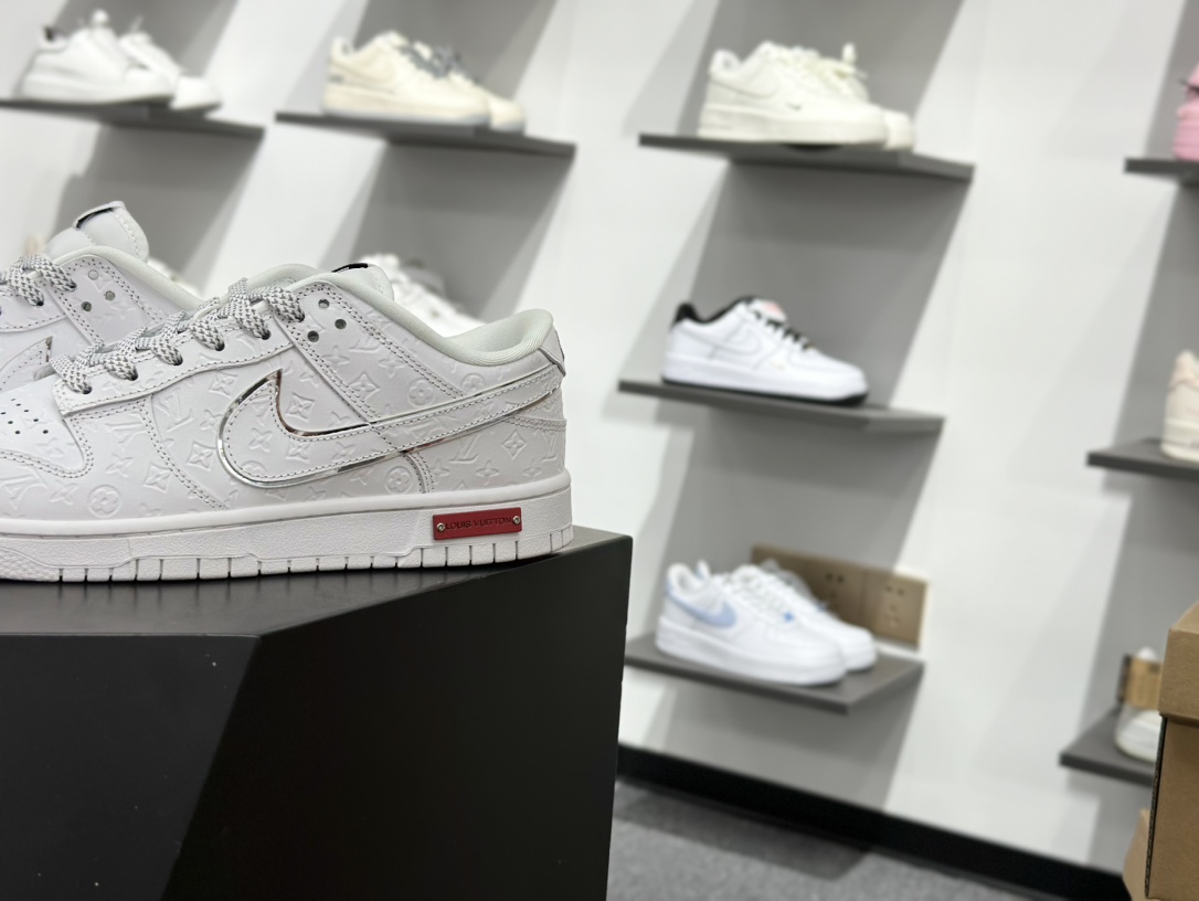 NIKE SB Dunk Low RETRO x Louis Vuitton 白黑牛仔满印 DS6608-001-莆田鞋,莆田鞋货源,高仿鞋,高仿鞋货源,安福档口,莆田高仿鞋,莆田鞋批发,高仿鞋批发,莆田高仿运动鞋,高仿运动鞋,莆田运动鞋 NIKE SB Dunk Low RETRO x Louis Vuitton 白黑牛仔满印 DS6608-001