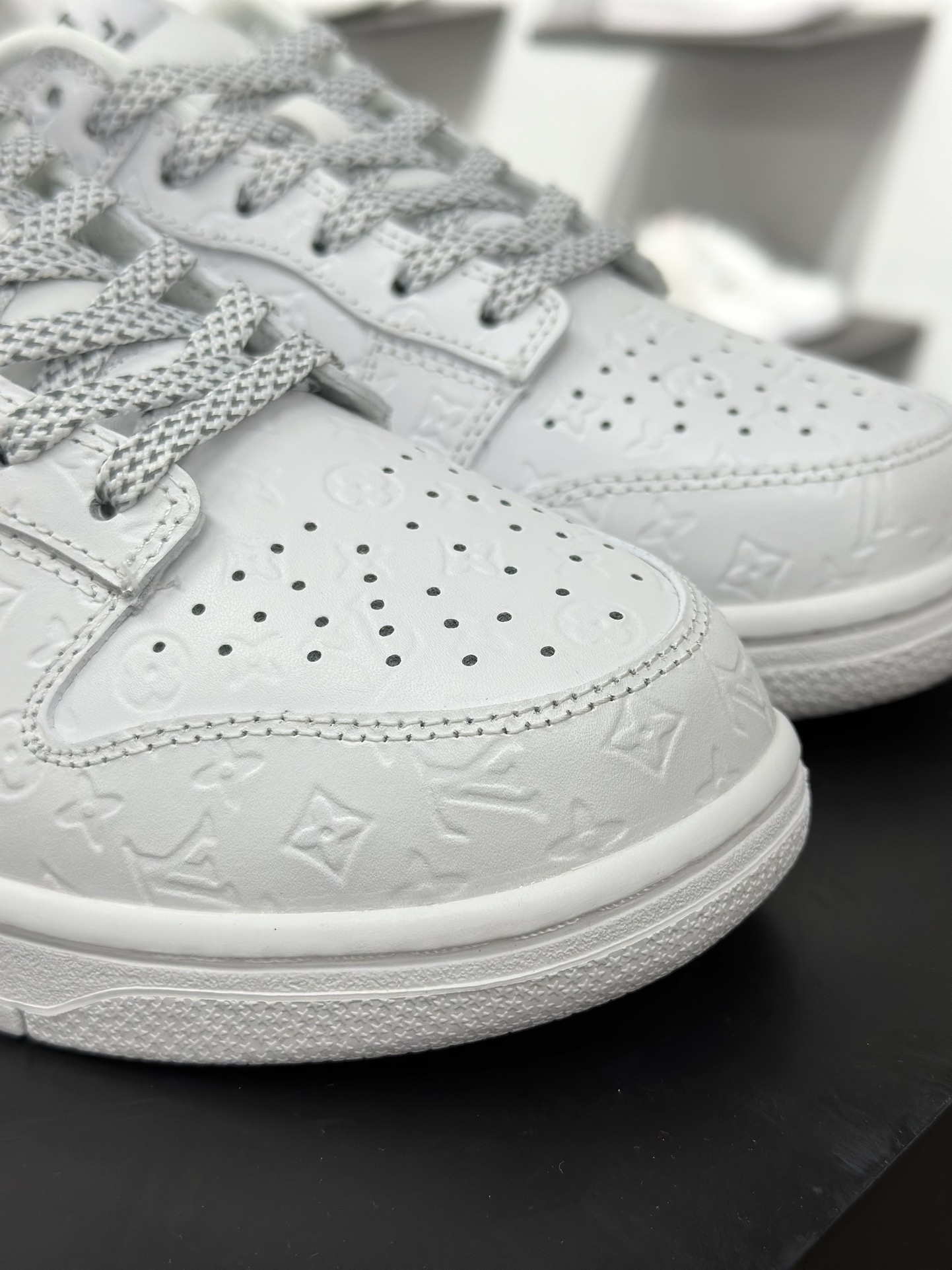 NIKE SB Dunk Low RETRO x Louis Vuitton 白黑牛仔满印 DS6608-001-莆田鞋,莆田鞋货源,高仿鞋,高仿鞋货源,安福档口,莆田高仿鞋,莆田鞋批发,高仿鞋批发,莆田高仿运动鞋,高仿运动鞋,莆田运动鞋 NIKE SB Dunk Low RETRO x Louis Vuitton 白黑牛仔满印 DS6608-001