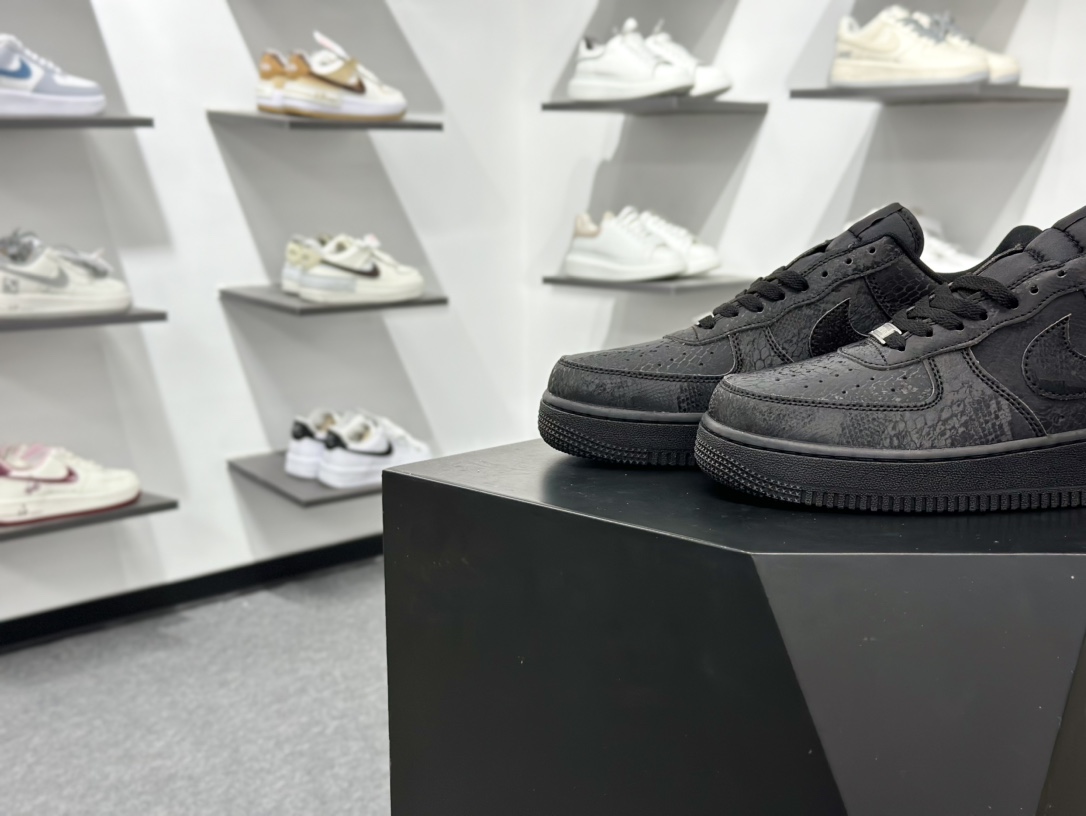 160 Nike Air Force 1 Low 07 专属logo（曼巴蛇图案）纯黑 IB0018-800