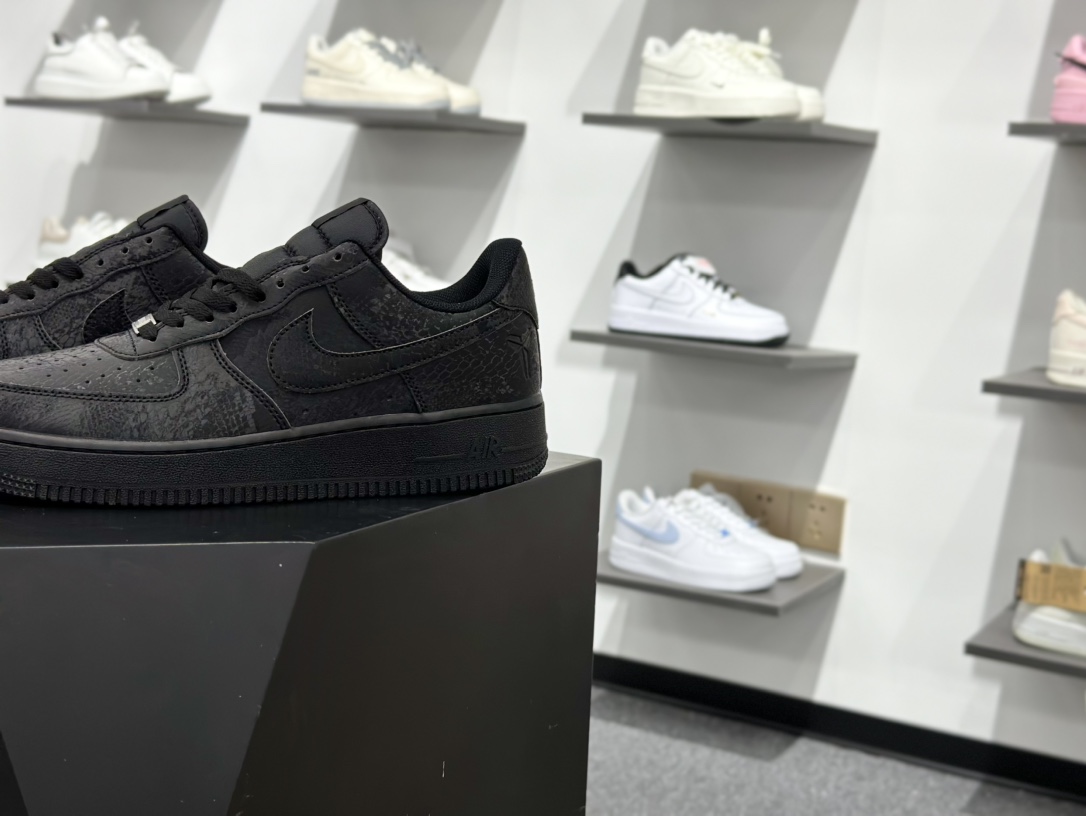 160 Nike Air Force 1 Low 07 专属logo（曼巴蛇图案）纯黑 IB0018-800