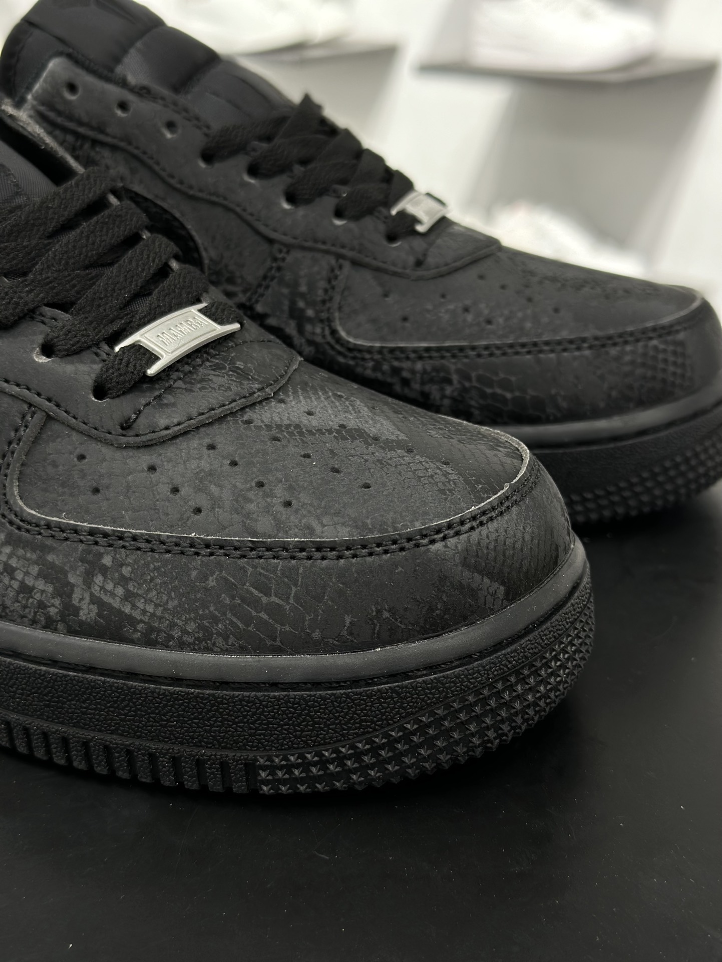 160 Nike Air Force 1 Low 07 专属logo（曼巴蛇图案）纯黑 IB0018-800