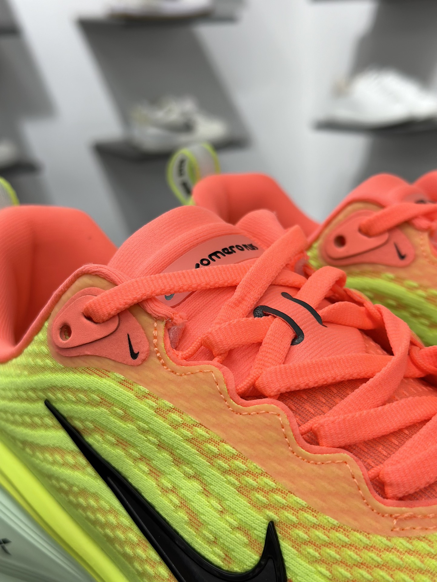 200 Nike VOMERO PLUS轻盈跑鞋 顶级版本 Nike VOMERO 18 舒适百搭防滑耐磨 低帮 休闲跑步鞋男女同款 HV8150-800
