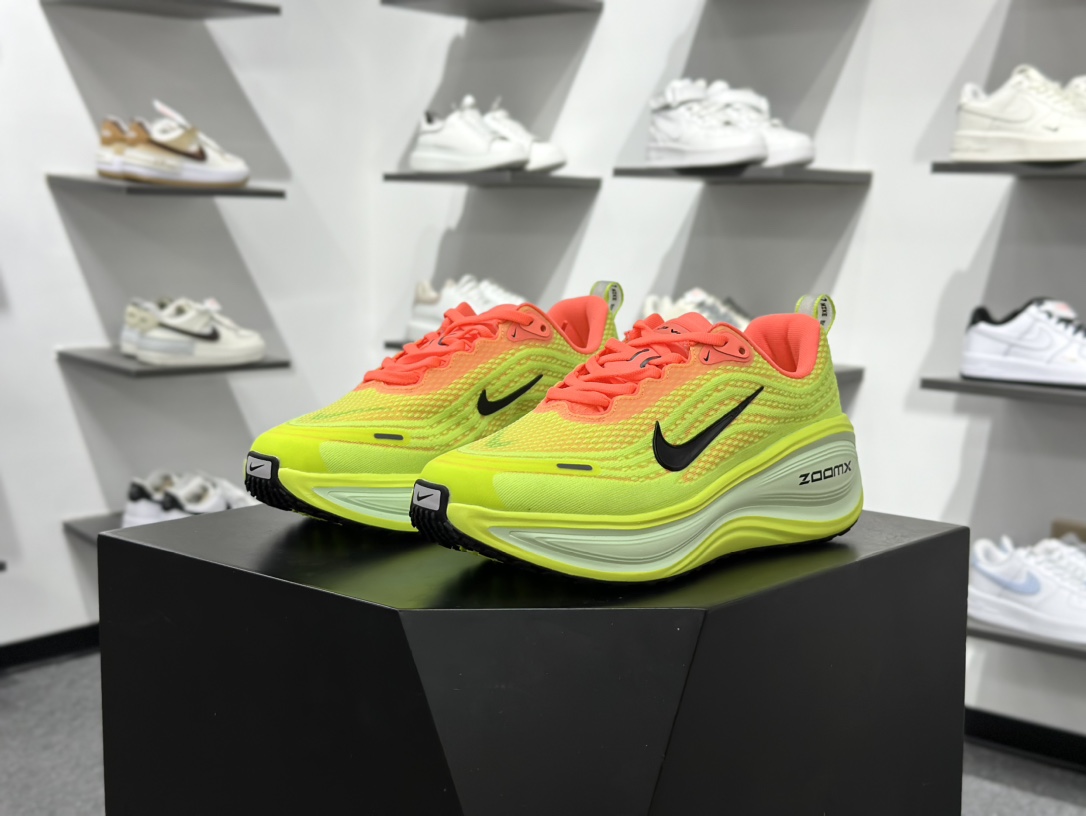 200 Nike VOMERO PLUS轻盈跑鞋 顶级版本 Nike VOMERO 18 舒适百搭防滑耐磨 低帮 休闲跑步鞋男女同款 HV8150-800