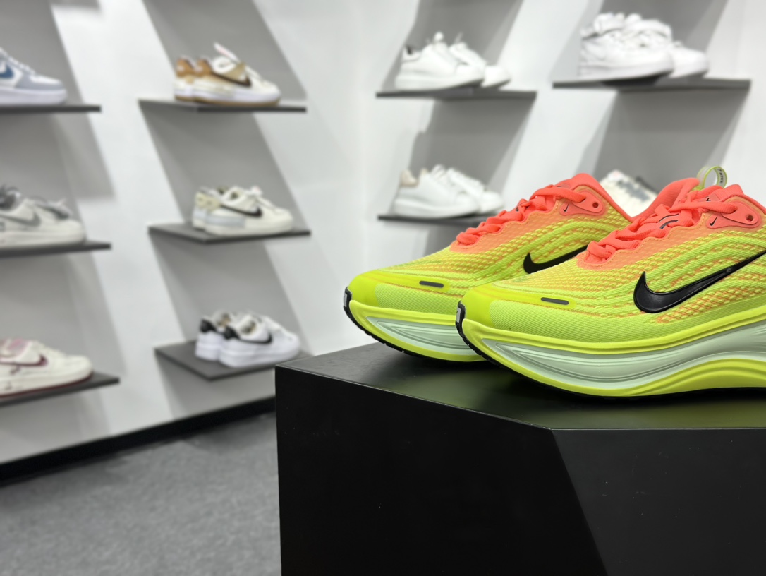200 Nike VOMERO PLUS轻盈跑鞋 顶级版本 Nike VOMERO 18 舒适百搭防滑耐磨 低帮 休闲跑步鞋男女同款 HV8150-800