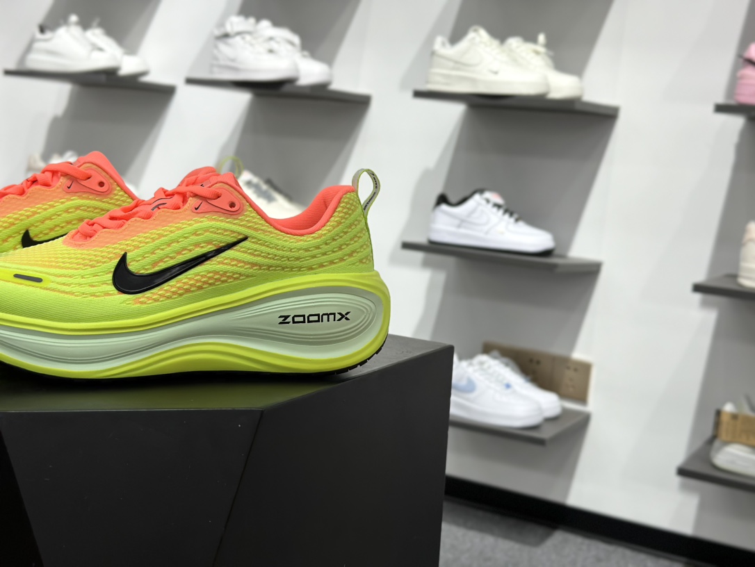200 Nike VOMERO PLUS轻盈跑鞋 顶级版本 Nike VOMERO 18 舒适百搭防滑耐磨 低帮 休闲跑步鞋男女同款 HV8150-800