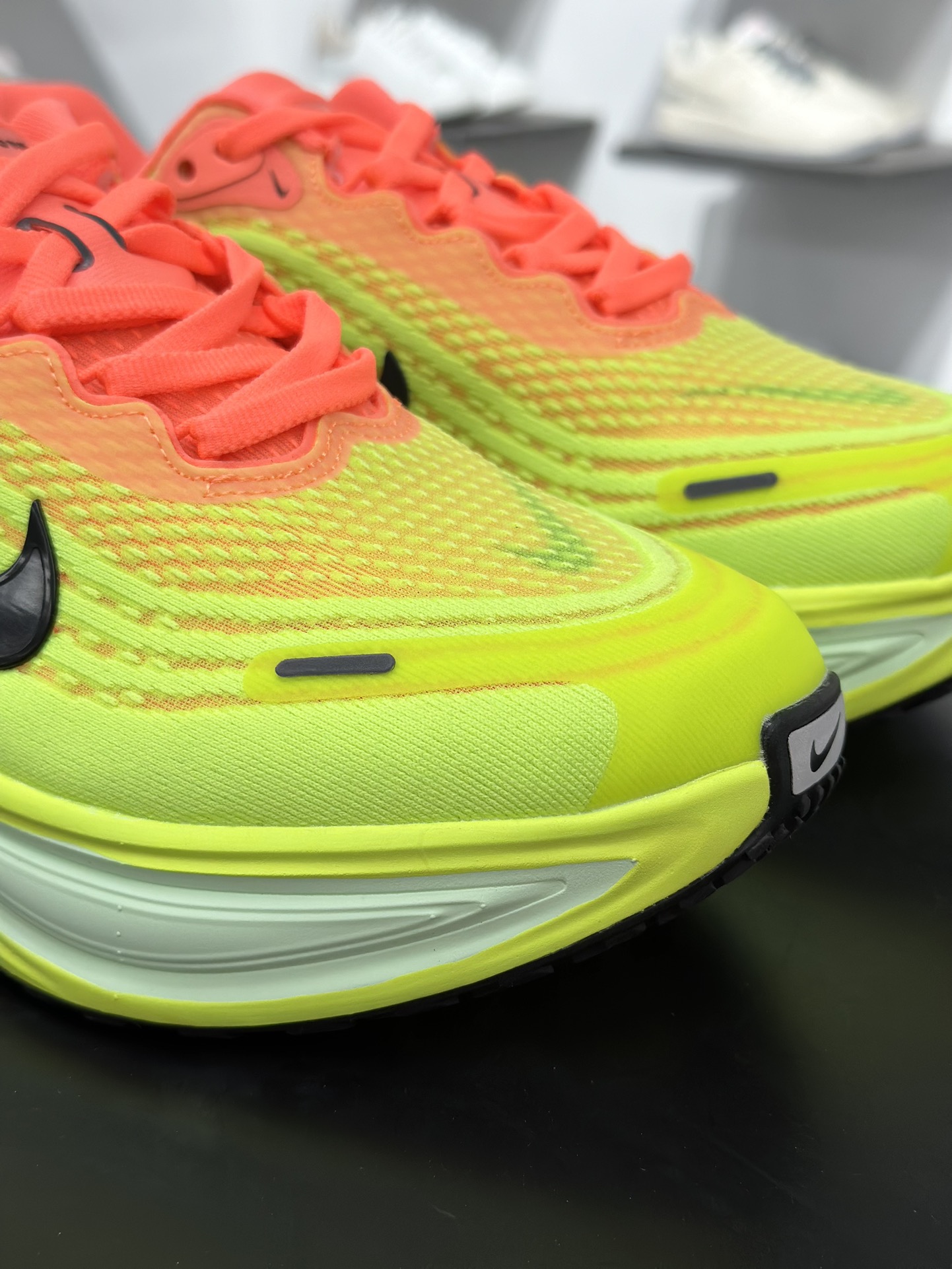 200 Nike VOMERO PLUS轻盈跑鞋 顶级版本 Nike VOMERO 18 舒适百搭防滑耐磨 低帮 休闲跑步鞋男女同款 HV8150-800