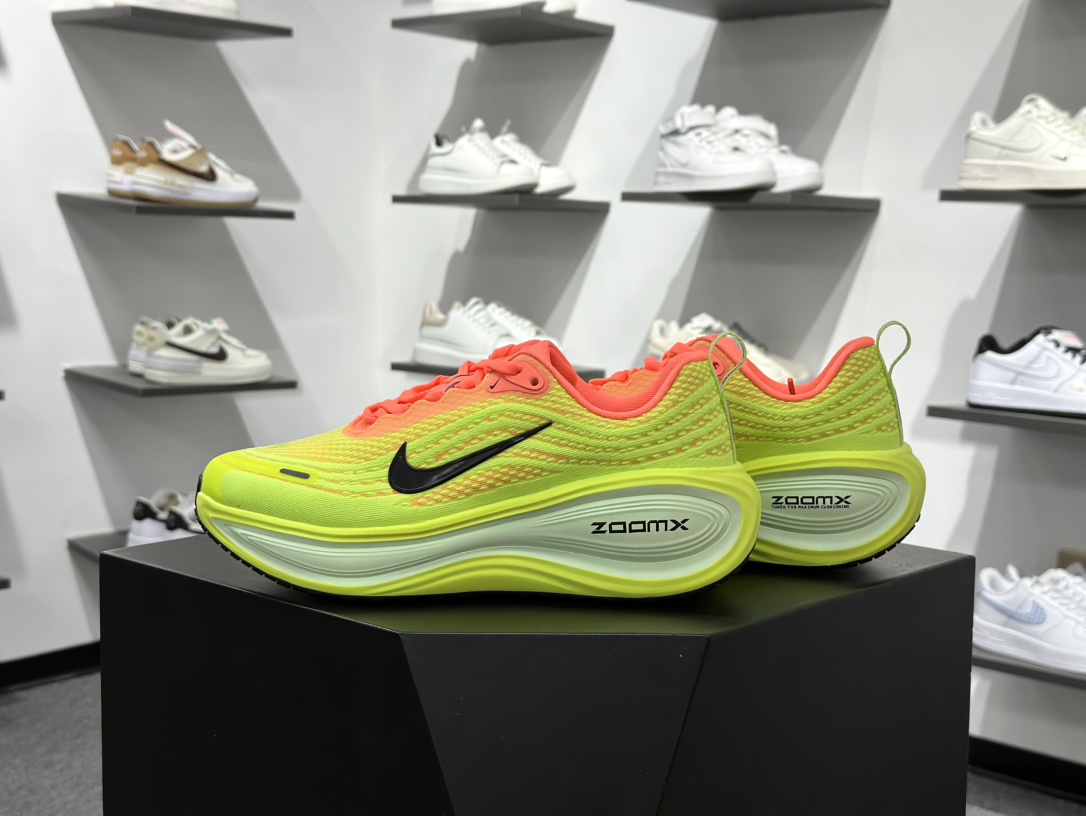 200 Nike VOMERO PLUS轻盈跑鞋 顶级版本 Nike VOMERO 18 舒适百搭防滑耐磨 低帮 休闲跑步鞋男女同款 HV8150-800