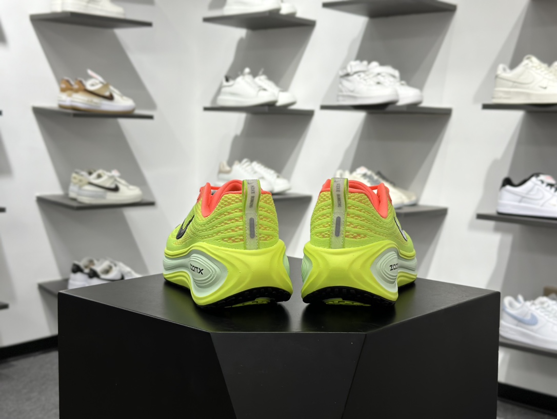 200 Nike VOMERO PLUS轻盈跑鞋 顶级版本 Nike VOMERO 18 舒适百搭防滑耐磨 低帮 休闲跑步鞋男女同款 HV8150-800