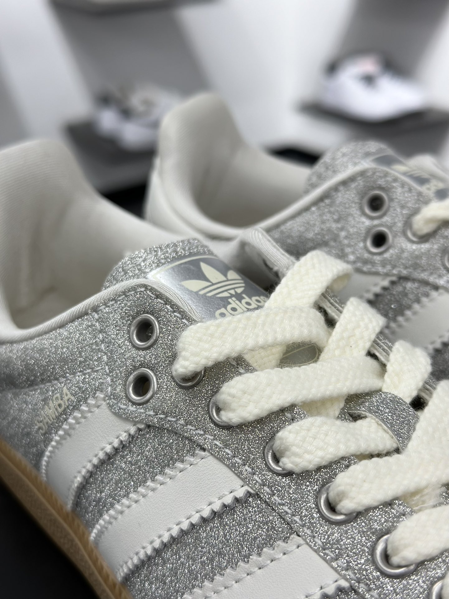 Adidas三叶草SAMBA 银白 休闲板鞋 KI6264-Top High Quatity Cheap Sneakers Fashion Clothing Clothes Bags handbags Shoes of all Brand wholesale With The best Quality And Beautiful Price from China Factory Chinese suppliers wholesaler seller Adidas三叶草SAMBA 银白 休闲板鞋 KI6264