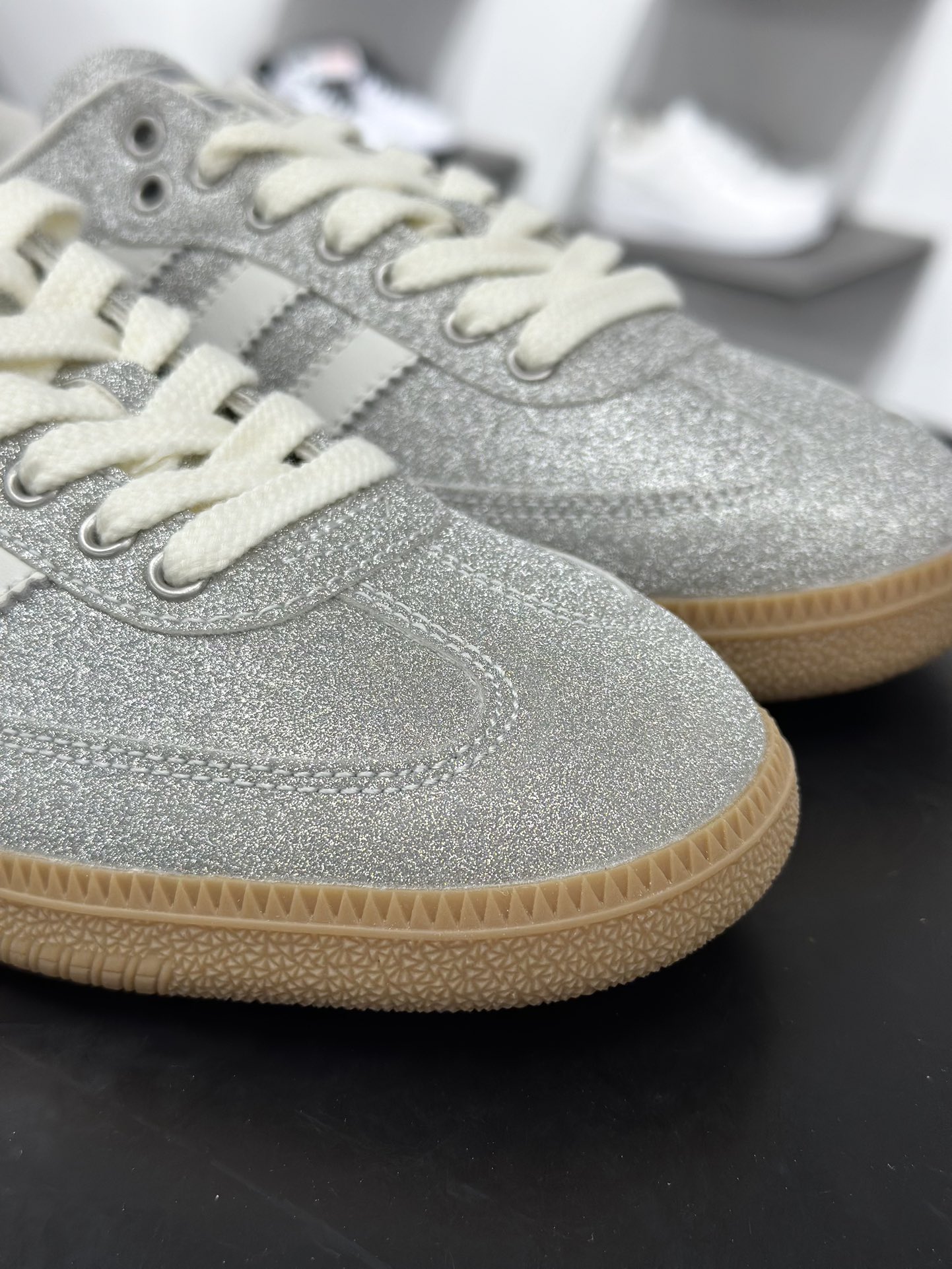 Adidas三叶草SAMBA 银白 休闲板鞋 KI6264-Top High Quatity Cheap Sneakers Fashion Clothing Clothes Bags handbags Shoes of all Brand wholesale With The best Quality And Beautiful Price from China Factory Chinese suppliers wholesaler seller Adidas三叶草SAMBA 银白 休闲板鞋 KI6264