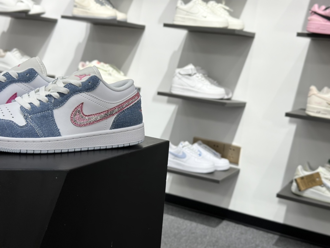 Air Jordan 1 Low 牛仔蓝粉钻钩 HQ2001-400