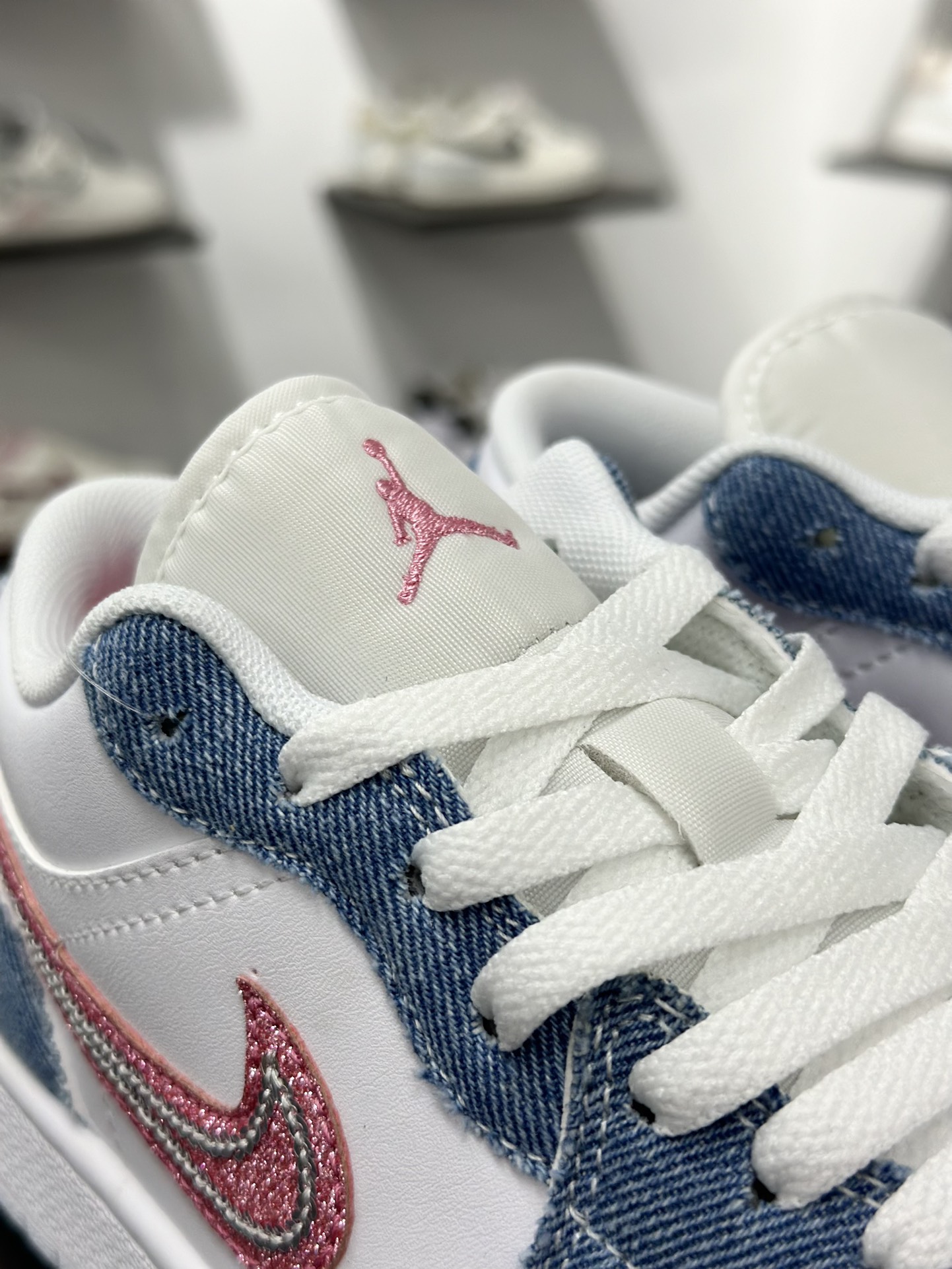 Air Jordan 1 Low 牛仔蓝粉钻钩 HQ2001-400