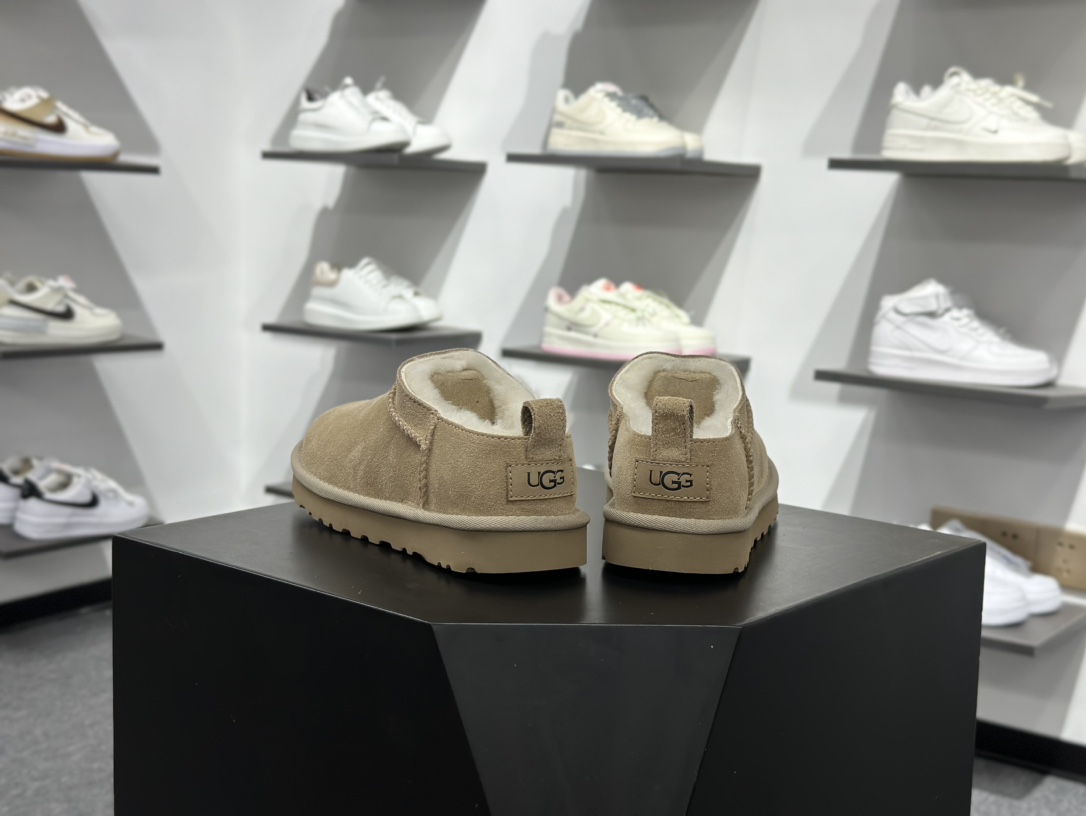 220 UGG Classic Micro 绒面 保暖 套脚舒适 雪地靴-Chinese UA Cheap High Quatity Brand Clothes Bags handbags Sneakers wholesale wholesaler seller from China Factory suppliers Fashion Clothing Shoes best Quality Beautiful Price 220 UGG Classic Micro 绒面 保暖 套脚舒适 雪地靴