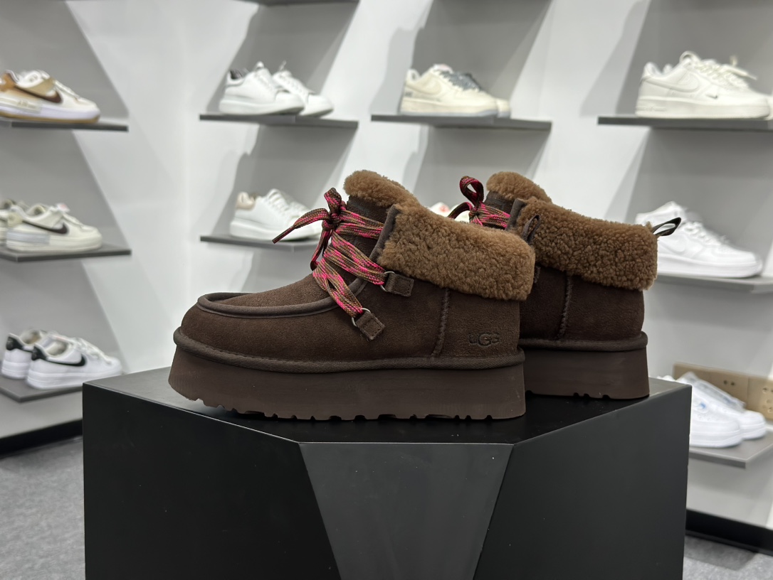 320 UGG Funkarra 芙卡拉 绒面 圆头系带 短筒 雪地靴 女款 棕色