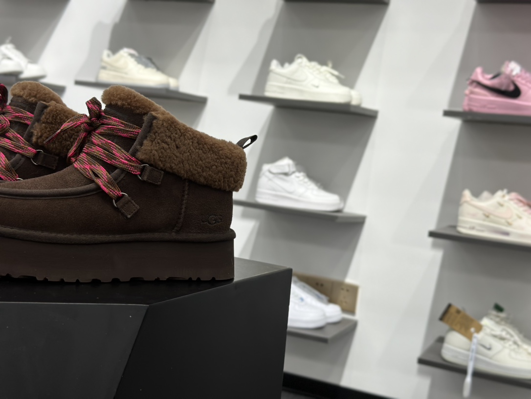 320 UGG Funkarra 芙卡拉 绒面 圆头系带 短筒 雪地靴 女款 棕色