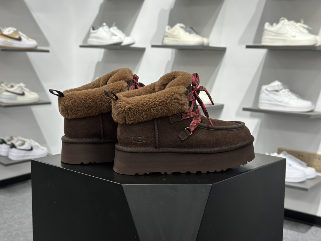 320 UGG Funkarra 芙卡拉 绒面 圆头系带 短筒 雪地靴 女款 棕色