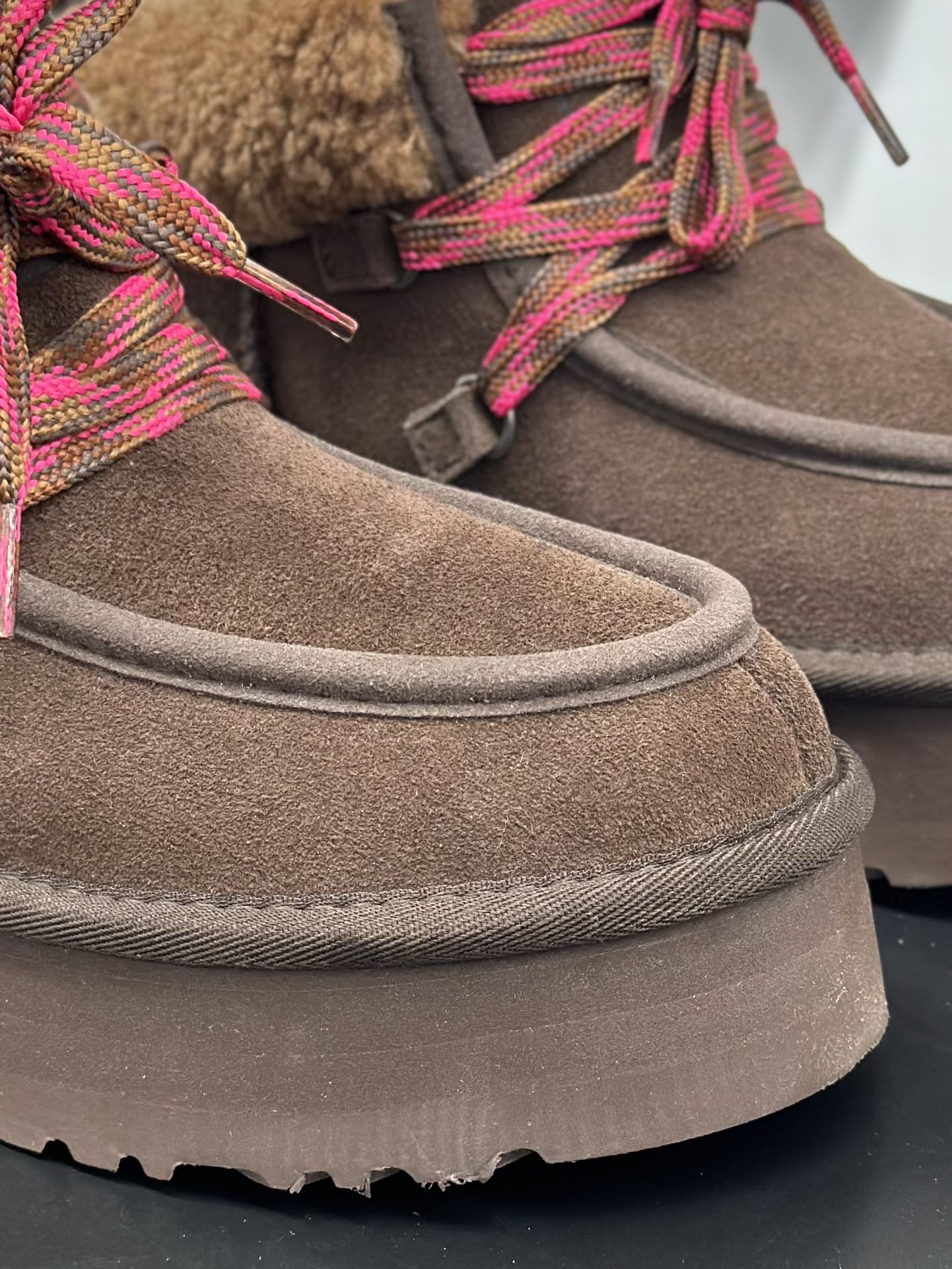 320 UGG Funkarra 芙卡拉 绒面 圆头系带 短筒 雪地靴 女款 棕色