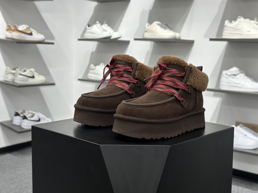 320 UGG Funkarra 芙卡拉 绒面 圆头系带 短筒 雪地靴 女款 棕色