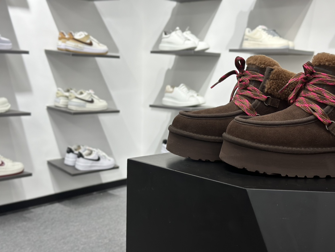 320 UGG Funkarra 芙卡拉 绒面 圆头系带 短筒 雪地靴 女款 棕色