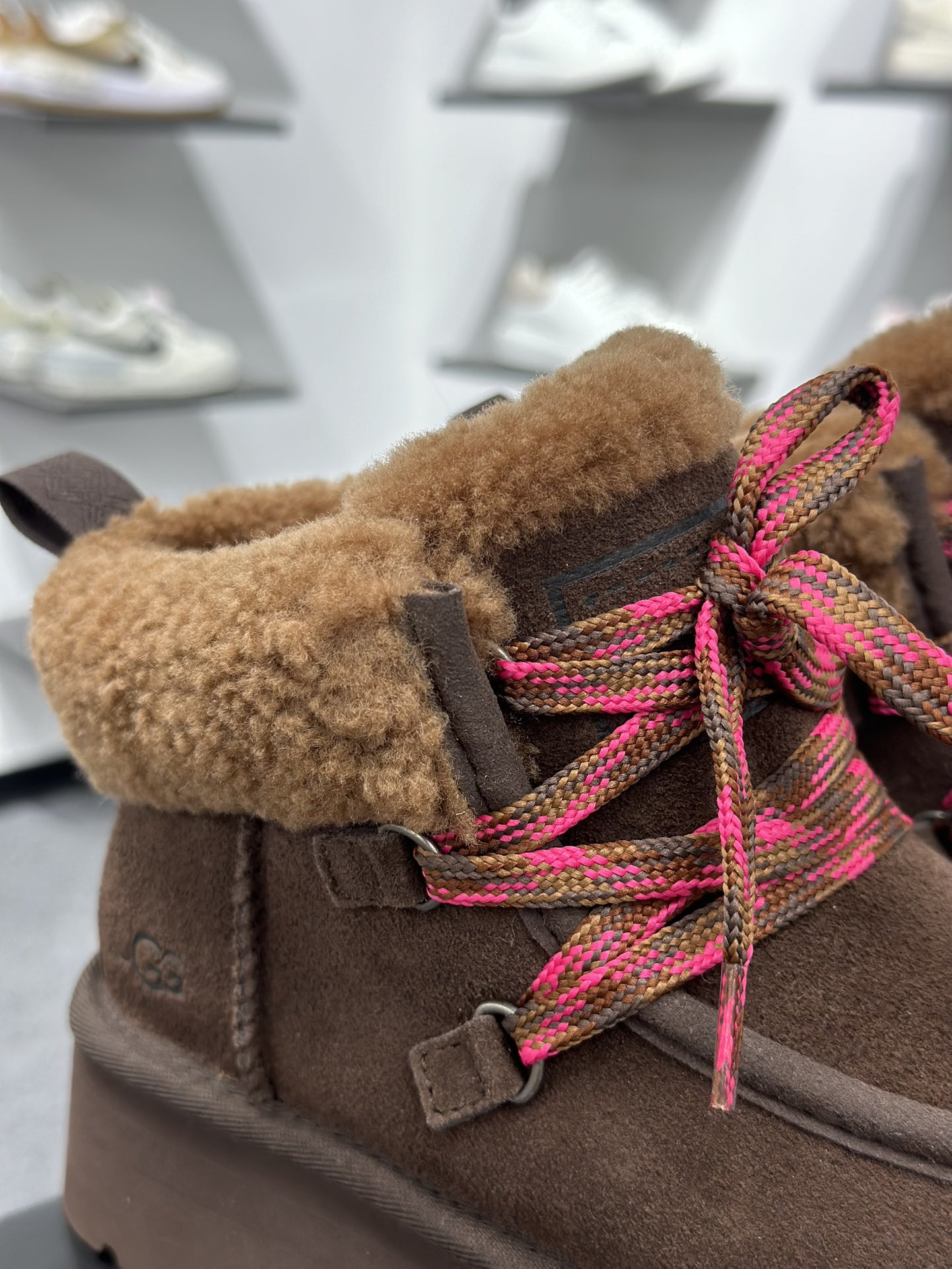 320 UGG Funkarra 芙卡拉 绒面 圆头系带 短筒 雪地靴 女款 棕色