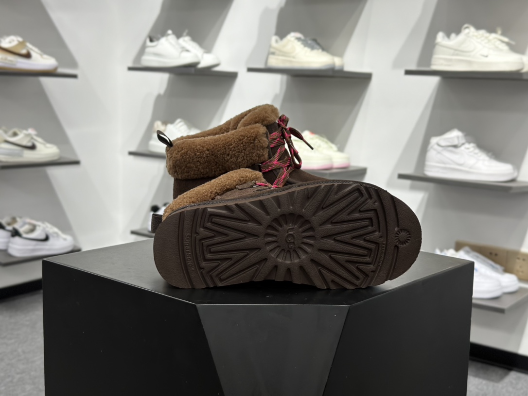 320 UGG Funkarra 芙卡拉 绒面 圆头系带 短筒 雪地靴 女款 棕色