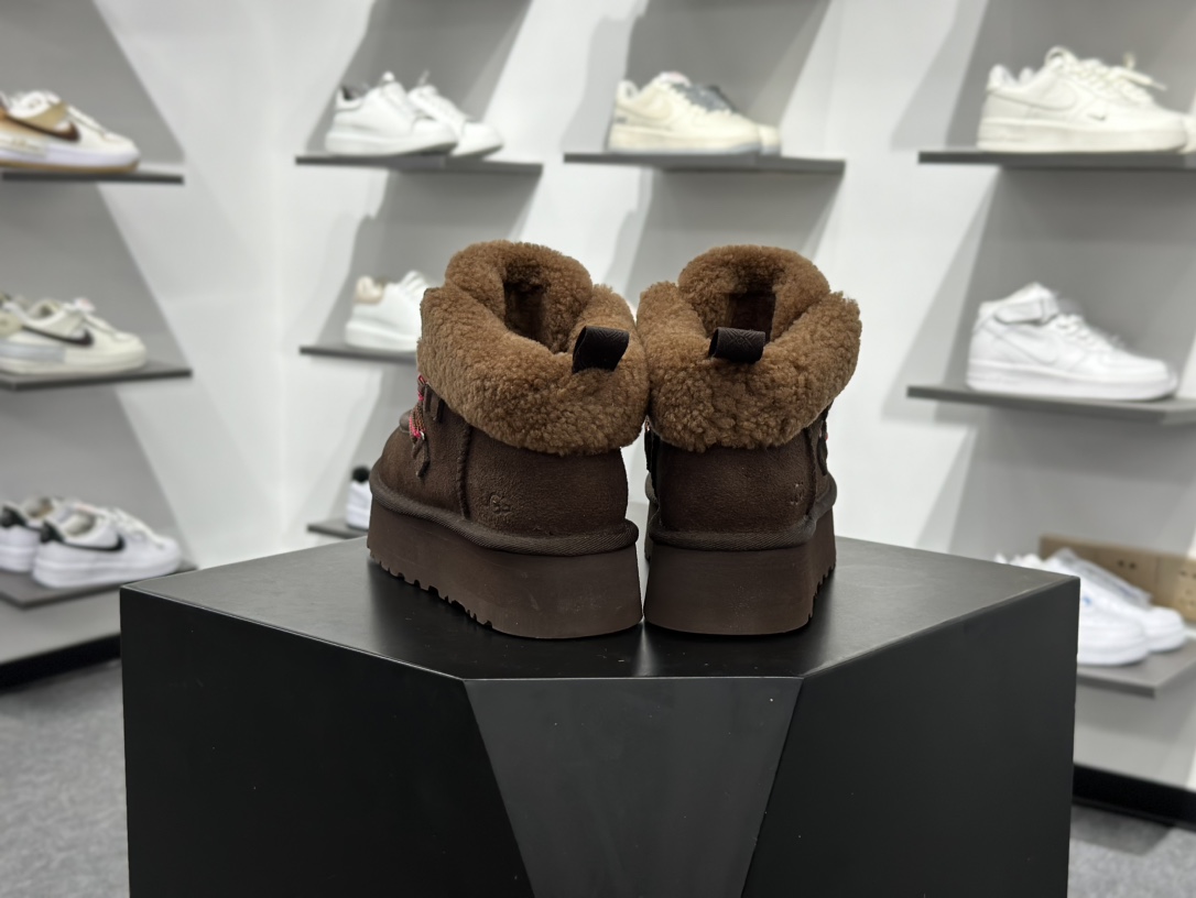 320 UGG Funkarra 芙卡拉 绒面 圆头系带 短筒 雪地靴 女款 棕色