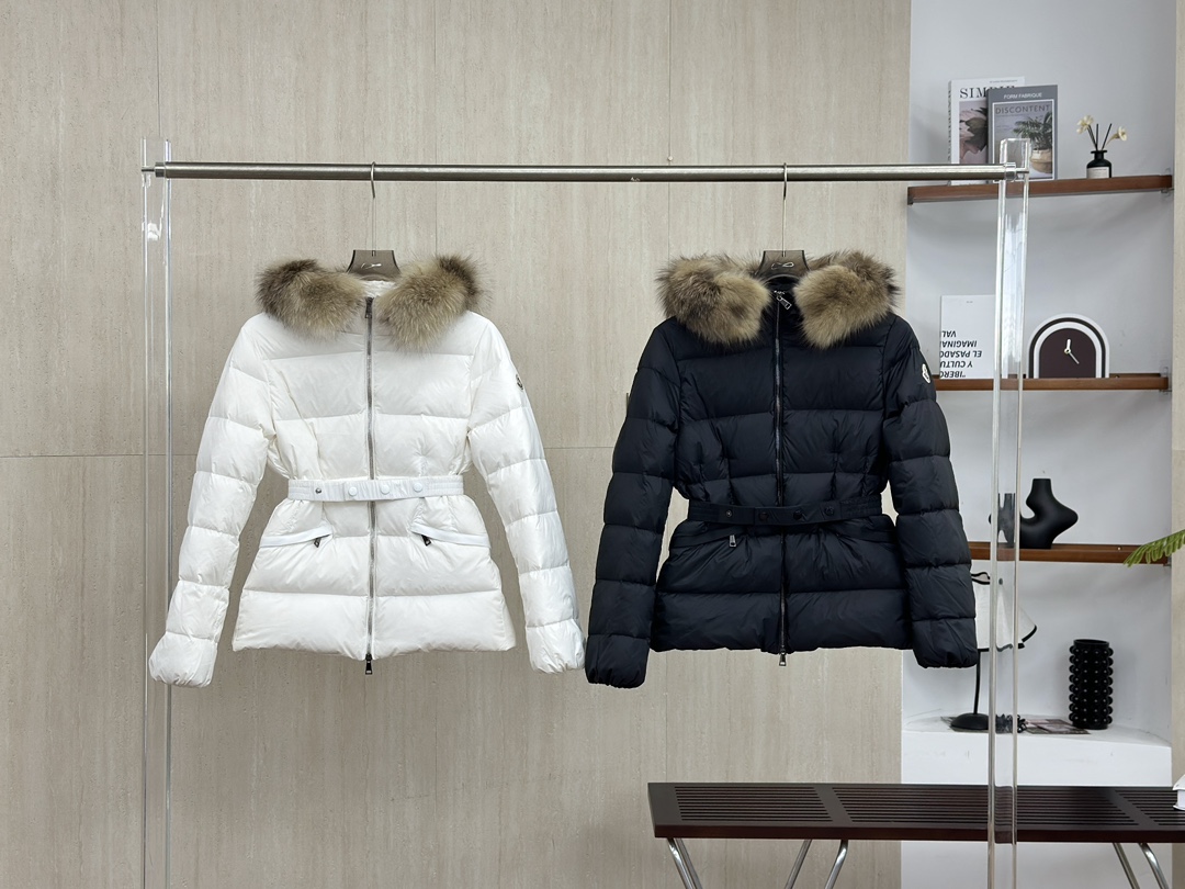 Moncler/蒙口Boed可拆卸狐狸毛领弹力腰带轻质尼龙收腰羽绒服
超大帽子,超大狐狸毛领,100%进口芬兰狐狸🦊毛领,非常非常上档次,毛针根根分明,茂密蓬松,超高充绒量,刚好的长度设计款,超级无敌显瘦,在北方寒冷冬季,太需要了!保暖简约又能穿出小蛮腰,而且版型设计永远不会过时,穿的更轻松舒适,保暖度超及好,足足的暖和,足足的温度,非常显瘦显腰线,没有丝毫的臃肿感,90%白鹅绒,充绒量接近300g,羽绒充足蓬松度好,不会钻绒!版型真的太棒了,拉长身材比例,显高显瘦,双拉链头,精致五金,连帽的设计,毛领可拆,精致的走线做工,更彰显品质,真正的好货,无论走到哪里都会受到追捧!强烈推荐!
