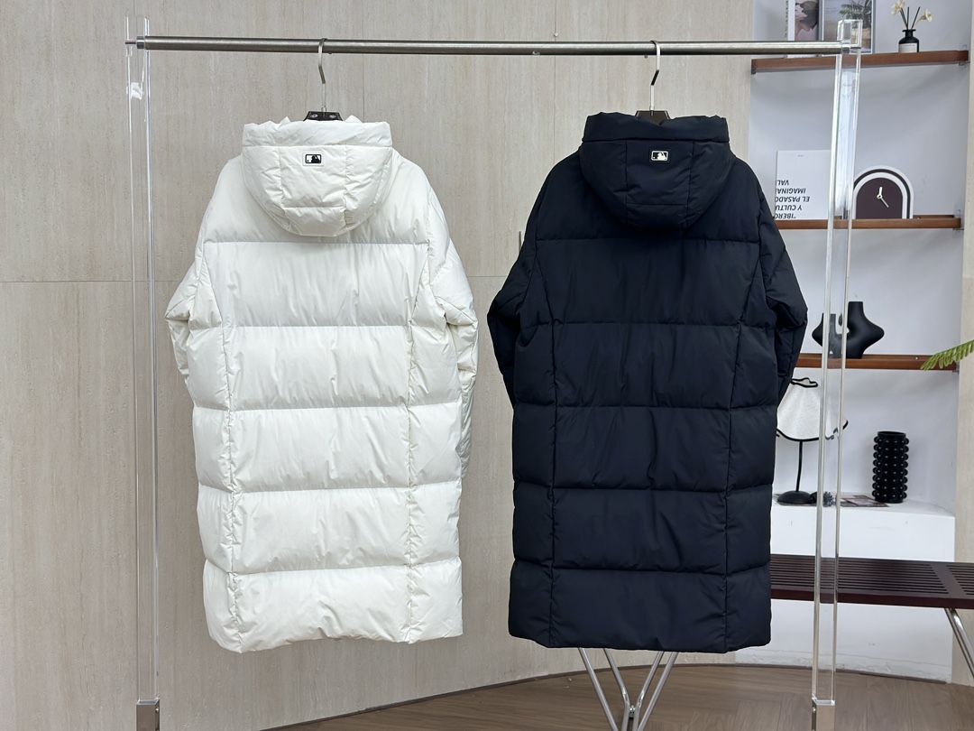 顶级💰380  代购级💰450   正品级💰550  𝐌𝐋𝐛长款小标连帽羽绒服

三标齐全、男女同款、加厚保暖、下雪的城市、直接入它！
MLB是韩国F&F旗下潮流服装品牌，拥有150年历史的经典传统，是街头文化和国际生活方式的领导者。MLB 拥有包括男装、女装、童装、配饰 在内的全品类服饰，提供覆盖各性别、各年龄层、From HeadtoToe的穿搭装备。其产品结合了韩国的时尚造型与质感，展现了运动服饰也可以兼具时尚潮流的风格。在产品设计上，MLB不仅融合了美国职业棒球大联盟的各当家球队，更结合了棒球运动中的各个元素。
采用国标80%白鸭绒，独家使用正品同步羽绒，
正品同步面料: 100% 锦纶; 里料: 100% 锦纶 ，
原厂定制电镀五金辅料，非市场各类复刻版！市面最顶级没有之一。
配色：黑色，白色