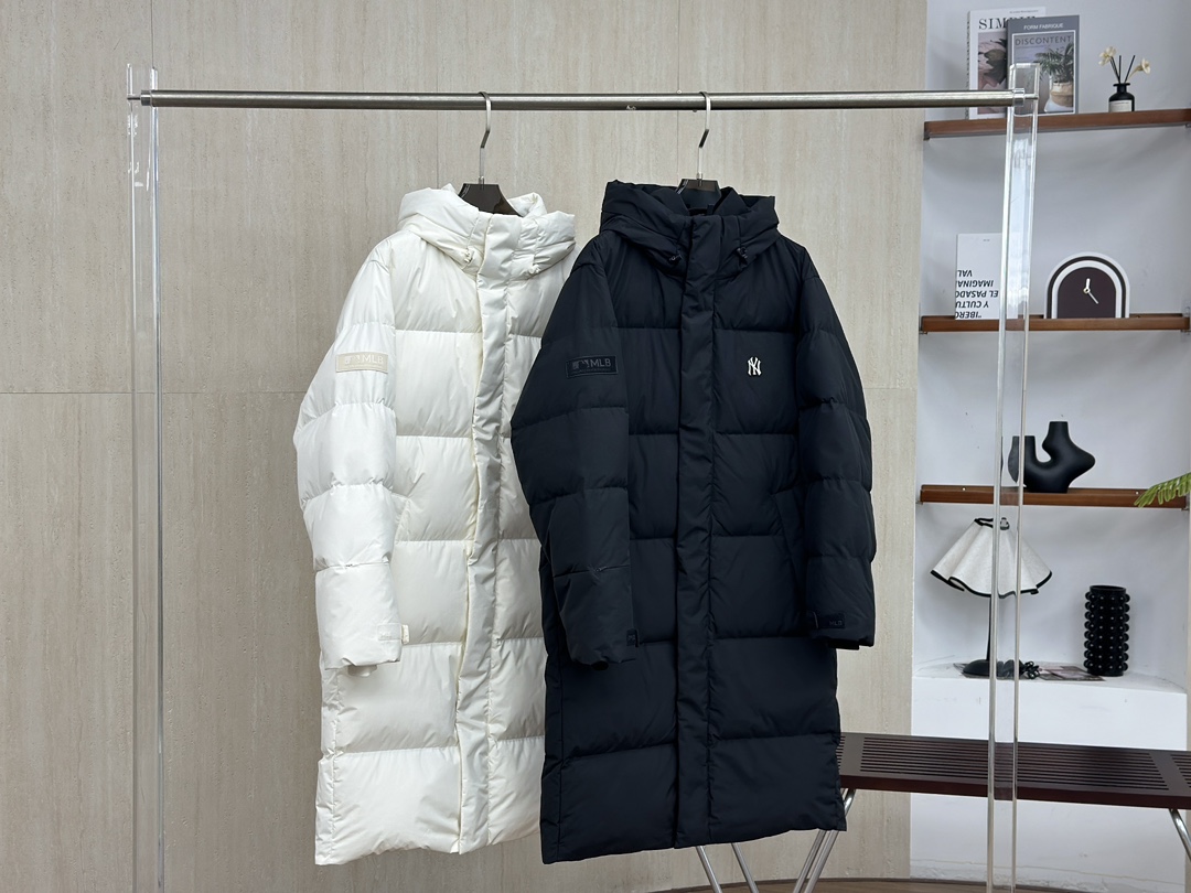 顶级💰380  代购级💰450   正品级💰550  𝐌𝐋𝐛长款小标连帽羽绒服

三标齐全、男女同款、加厚保暖、下雪的城市、直接入它！
MLB是韩国F&F旗下潮流服装品牌，拥有150年历史的经典传统，是街头文化和国际生活方式的领导者。MLB 拥有包括男装、女装、童装、配饰 在内的全品类服饰，提供覆盖各性别、各年龄层、From HeadtoToe的穿搭装备。其产品结合了韩国的时尚造型与质感，展现了运动服饰也可以兼具时尚潮流的风格。在产品设计上，MLB不仅融合了美国职业棒球大联盟的各当家球队，更结合了棒球运动中的各个元素。
采用国标80%白鸭绒，独家使用正品同步羽绒，
正品同步面料: 100% 锦纶; 里料: 100% 锦纶 ，
原厂定制电镀五金辅料，非市场各类复刻版！市面最顶级没有之一。
配色：黑色，白色