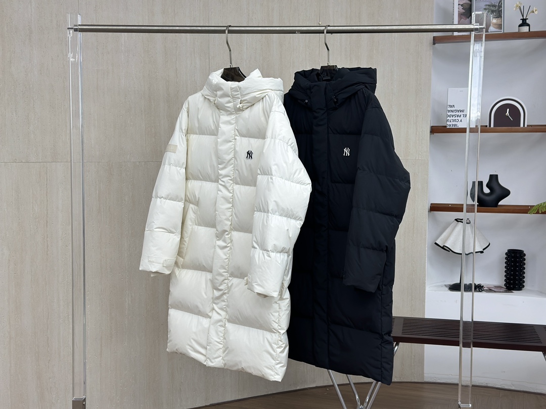 顶级💰380  代购级💰450   正品级💰550  𝐌𝐋𝐛长款小标连帽羽绒服

三标齐全、男女同款、加厚保暖、下雪的城市、直接入它！
MLB是韩国F&F旗下潮流服装品牌，拥有150年历史的经典传统，是街头文化和国际生活方式的领导者。MLB 拥有包括男装、女装、童装、配饰 在内的全品类服饰，提供覆盖各性别、各年龄层、From HeadtoToe的穿搭装备。其产品结合了韩国的时尚造型与质感，展现了运动服饰也可以兼具时尚潮流的风格。在产品设计上，MLB不仅融合了美国职业棒球大联盟的各当家球队，更结合了棒球运动中的各个元素。
采用国标80%白鸭绒，独家使用正品同步羽绒，
正品同步面料: 100% 锦纶; 里料: 100% 锦纶 ，
原厂定制电镀五金辅料，非市场各类复刻版！市面最顶级没有之一。
配色：黑色，白色