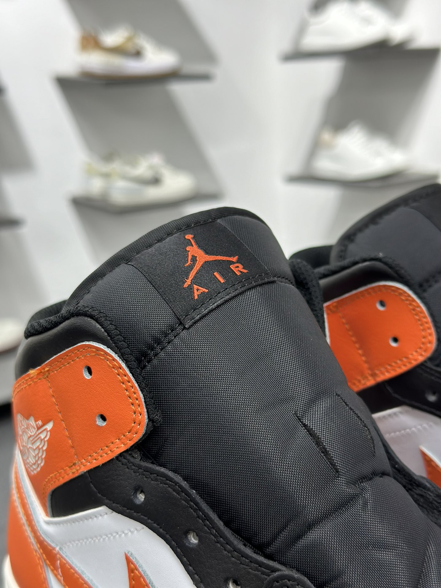 Air Jordan 1 Mid 中帮篮球鞋 灰白蓝勾 精雕细琢鞋型极致 飞翼3D打印改良 DQ8426-801