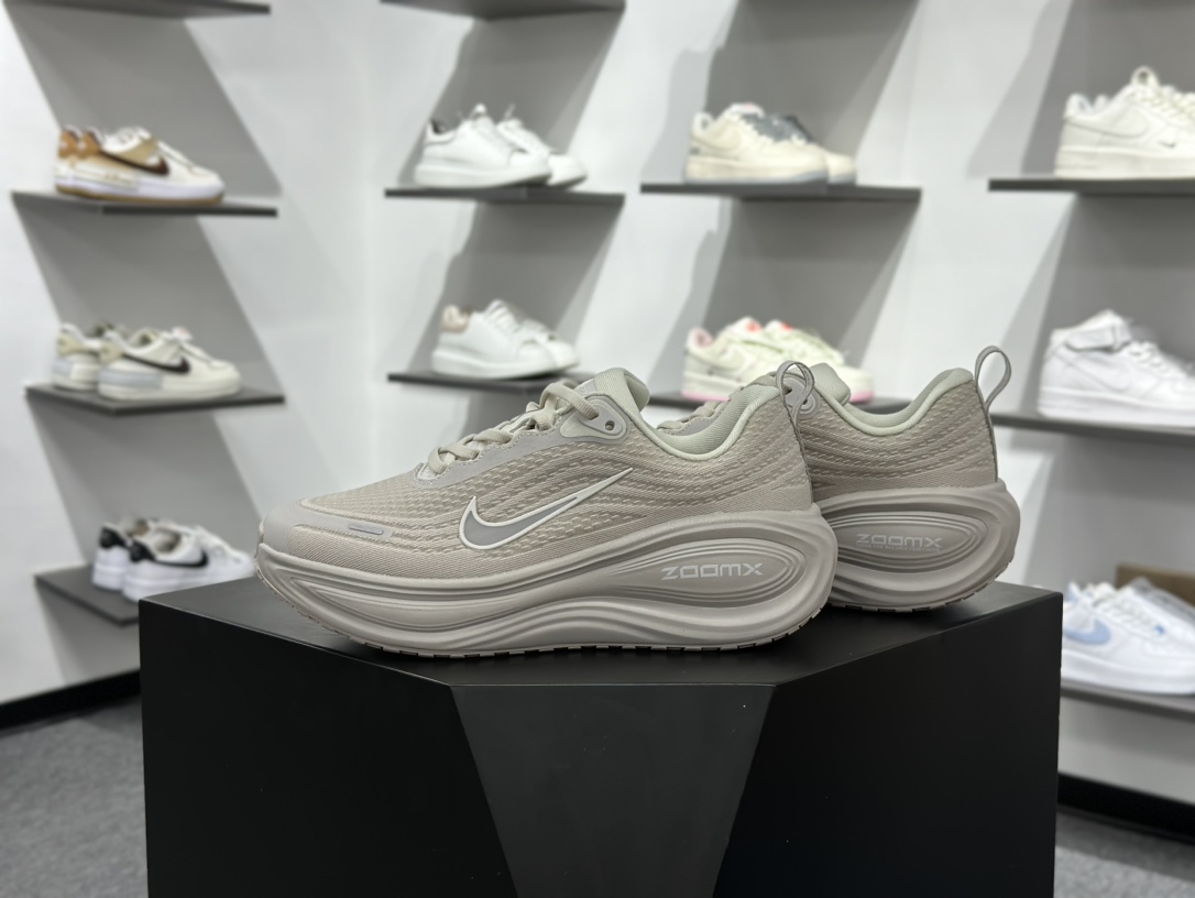 180 Nike Air Zoom Vomero Plus 全新科技提前原鞋开发 运动跑鞋 HV8150-102