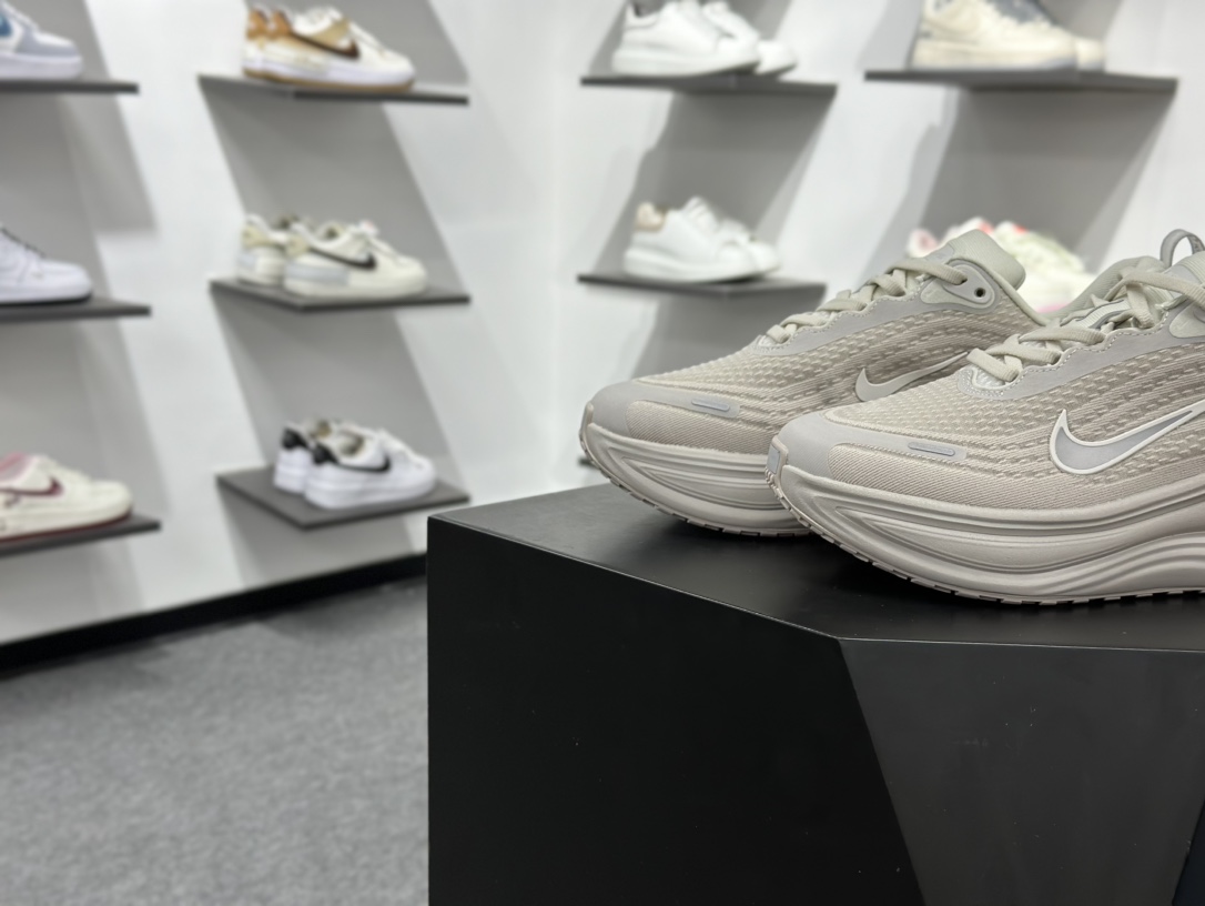 180 Nike Air Zoom Vomero Plus 全新科技提前原鞋开发 运动跑鞋 HV8150-102