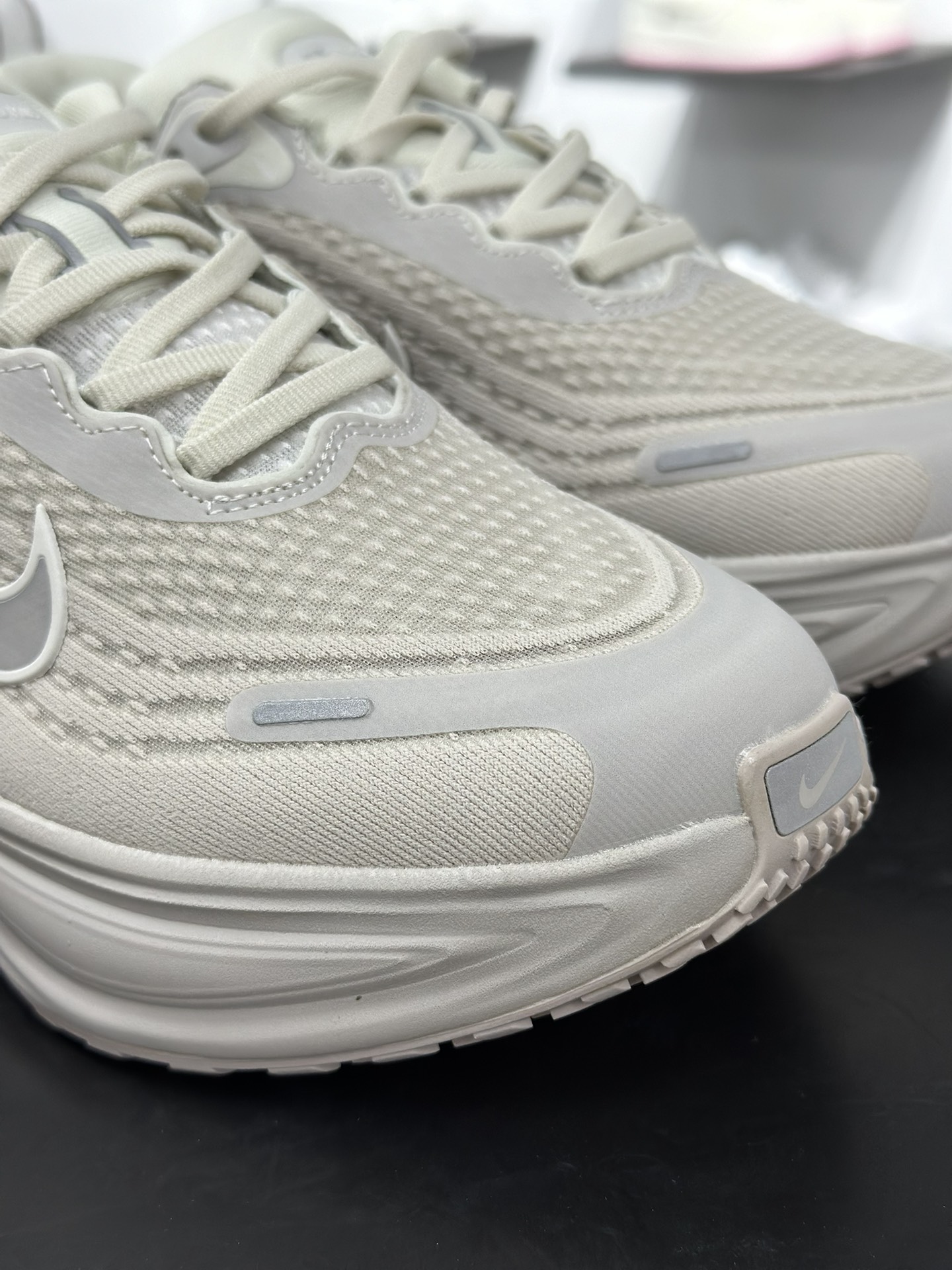 180 Nike Air Zoom Vomero Plus 全新科技提前原鞋开发 运动跑鞋 HV8150-102