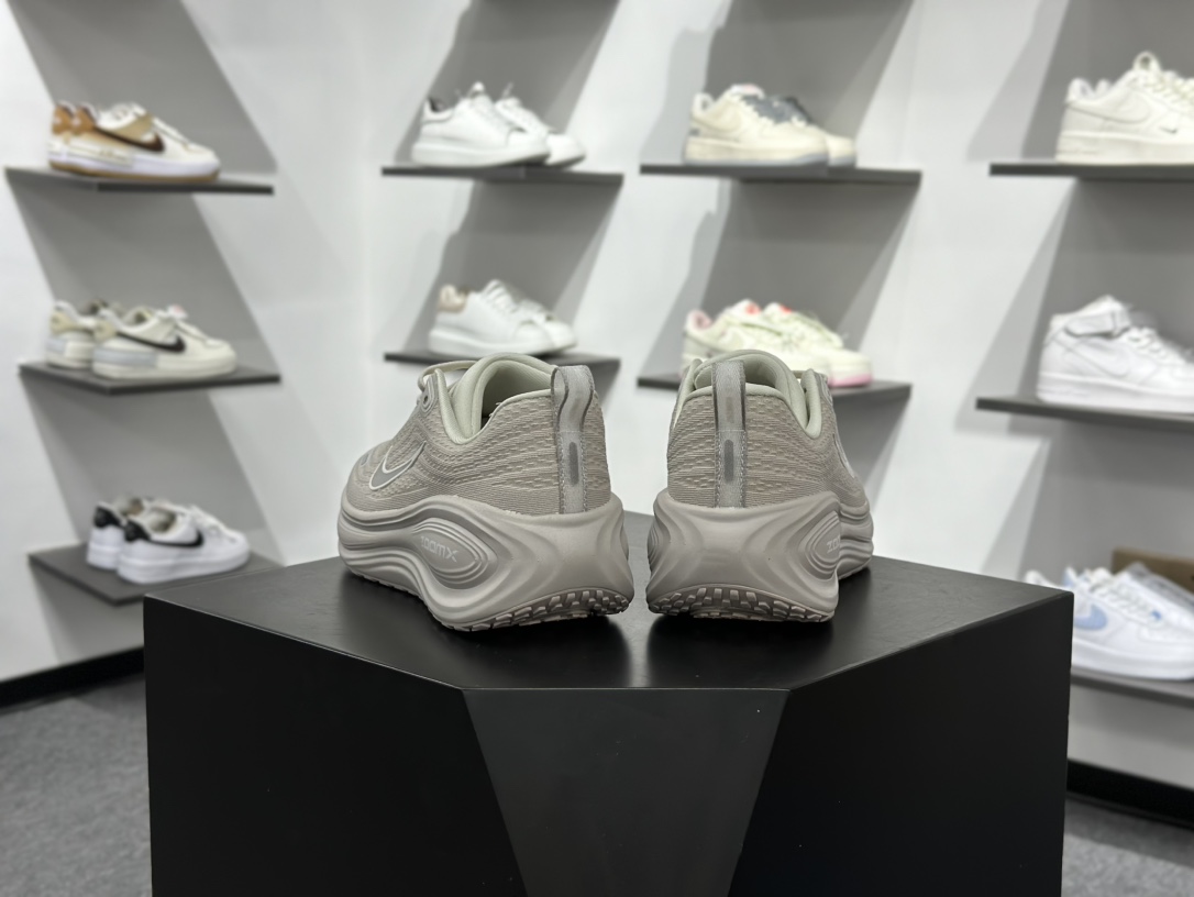 180 Nike Air Zoom Vomero Plus 全新科技提前原鞋开发 运动跑鞋 HV8150-102