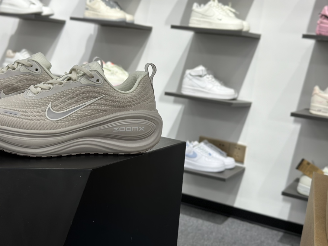 180 Nike Air Zoom Vomero Plus 全新科技提前原鞋开发 运动跑鞋 HV8150-102