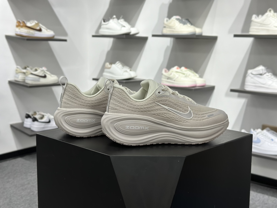 180 Nike Air Zoom Vomero Plus 全新科技提前原鞋开发 运动跑鞋 HV8150-102