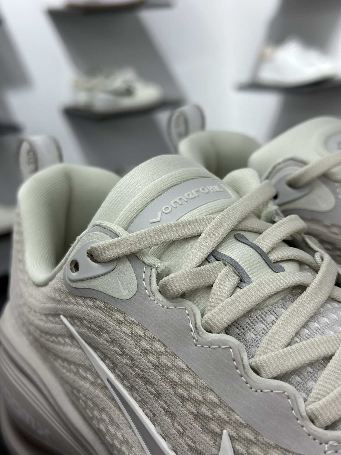 180 Nike Air Zoom Vomero Plus 全新科技提前原鞋开发 运动跑鞋 HV8150-102