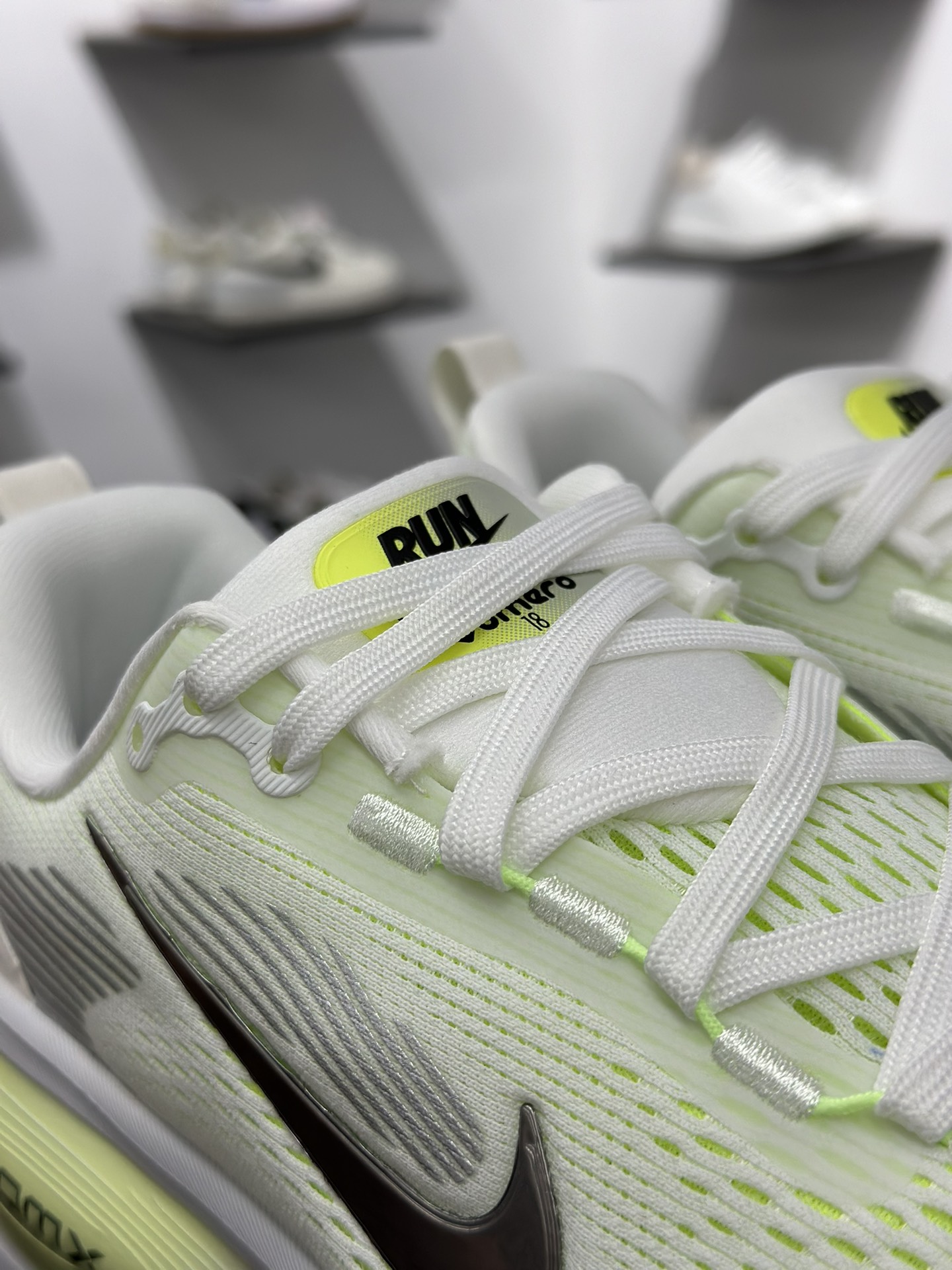 180 Nike Air Zoom Vomero Plus 全新科技提前原鞋开发 运动跑鞋 HM6804-107-Chinese UA Cheap High Quatity Brand Clothes Bags handbags Sneakers wholesale wholesaler seller from China Factory suppliers Fashion Clothing Shoes best Quality Beautiful Price 180 Nike Air Zoom Vomero Plus 全新科技提前原鞋开发 运动跑鞋 HM6804-107