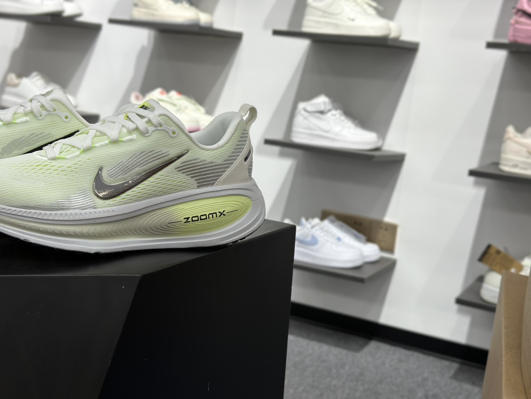 180 Nike Air Zoom Vomero Plus 全新科技提前原鞋开发 运动跑鞋 HM6804-107-Chinese UA Cheap High Quatity Brand Clothes Bags handbags Sneakers wholesale wholesaler seller from China Factory suppliers Fashion Clothing Shoes best Quality Beautiful Price 180 Nike Air Zoom Vomero Plus 全新科技提前原鞋开发 运动跑鞋 HM6804-107