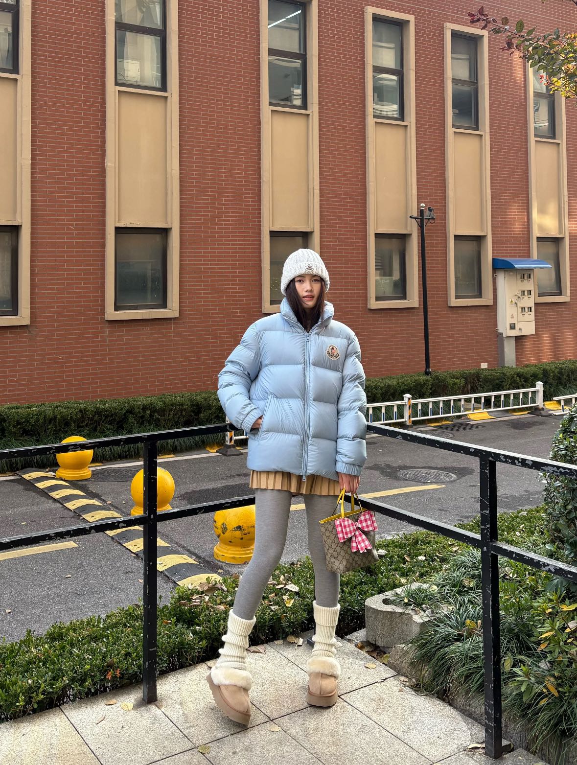 蒙口大标鹅绒服 好暖和呀 🦢～ 蒙口鹅绒羽绒服真是不一样～ 穿上又轻盈又暖和 新款这个雾霾蓝颜色是很好看，在室外看着就是天蓝色的，在室内又深一点是雾霾蓝，真显白呀 很不错👍