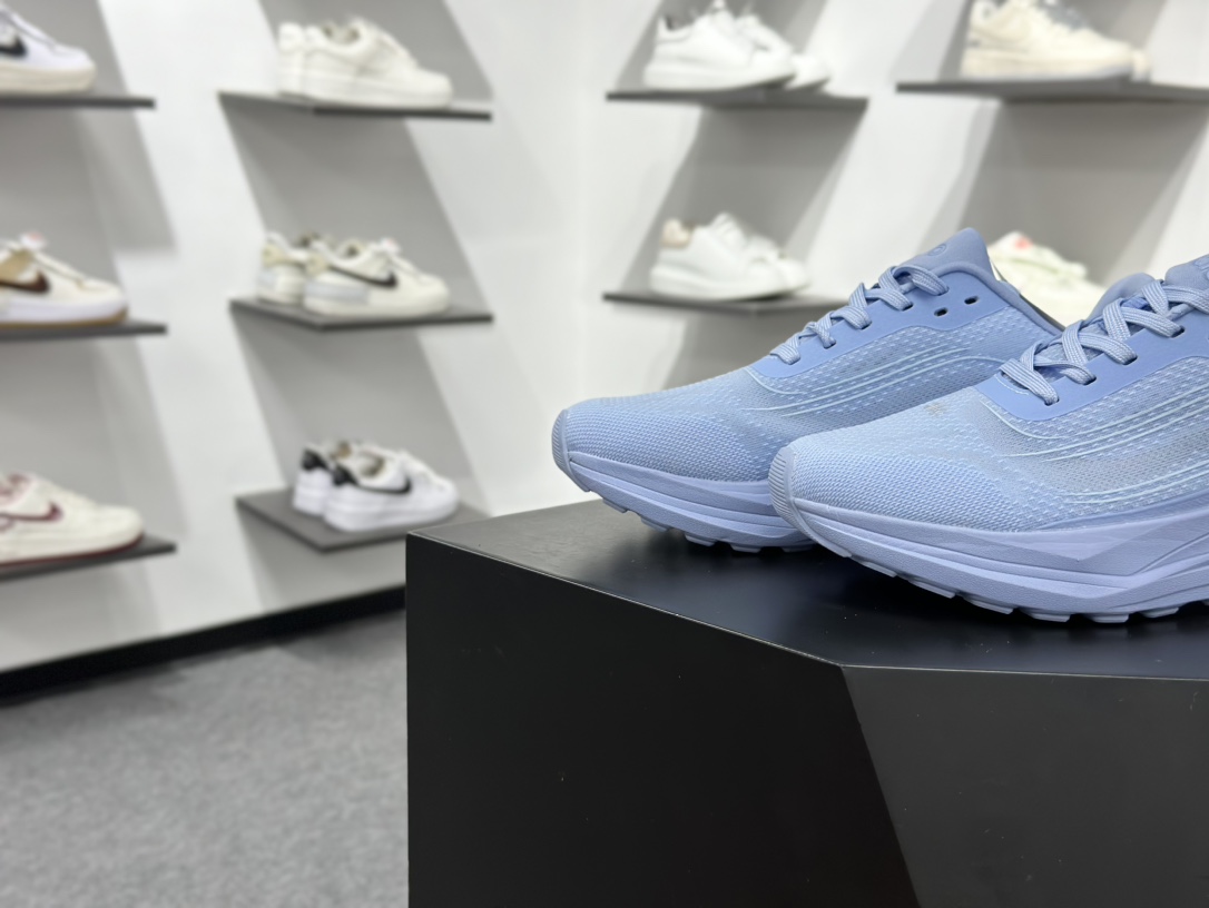 180 ALO alo yoga Alo Runner 蓝色 舒适百搭透气低帮跑步鞋