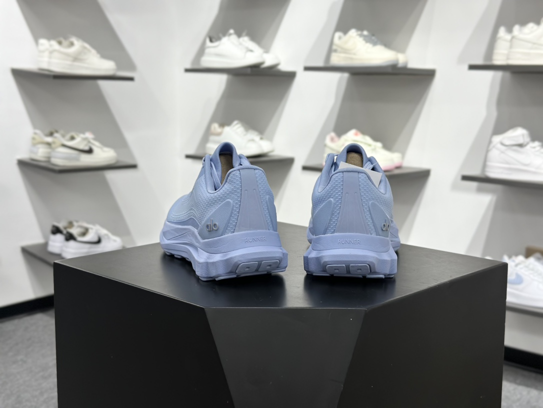 180 ALO alo yoga Alo Runner 蓝色 舒适百搭透气低帮跑步鞋