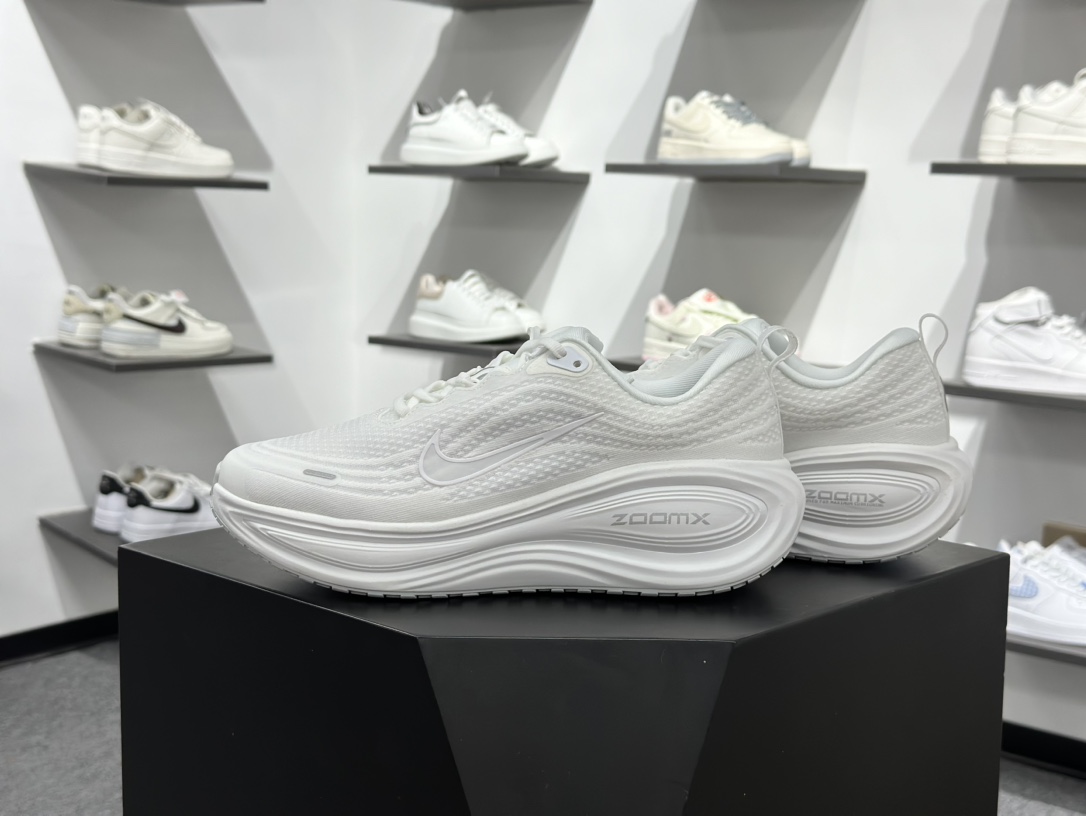 180 Nike VOMERO PLUS RUN 耐克 舒适减震防滑 低帮跑步鞋 HV8154-102