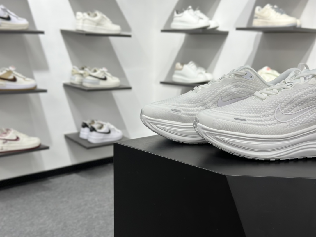 180 Nike VOMERO PLUS RUN 耐克 舒适减震防滑 低帮跑步鞋 HV8154-102