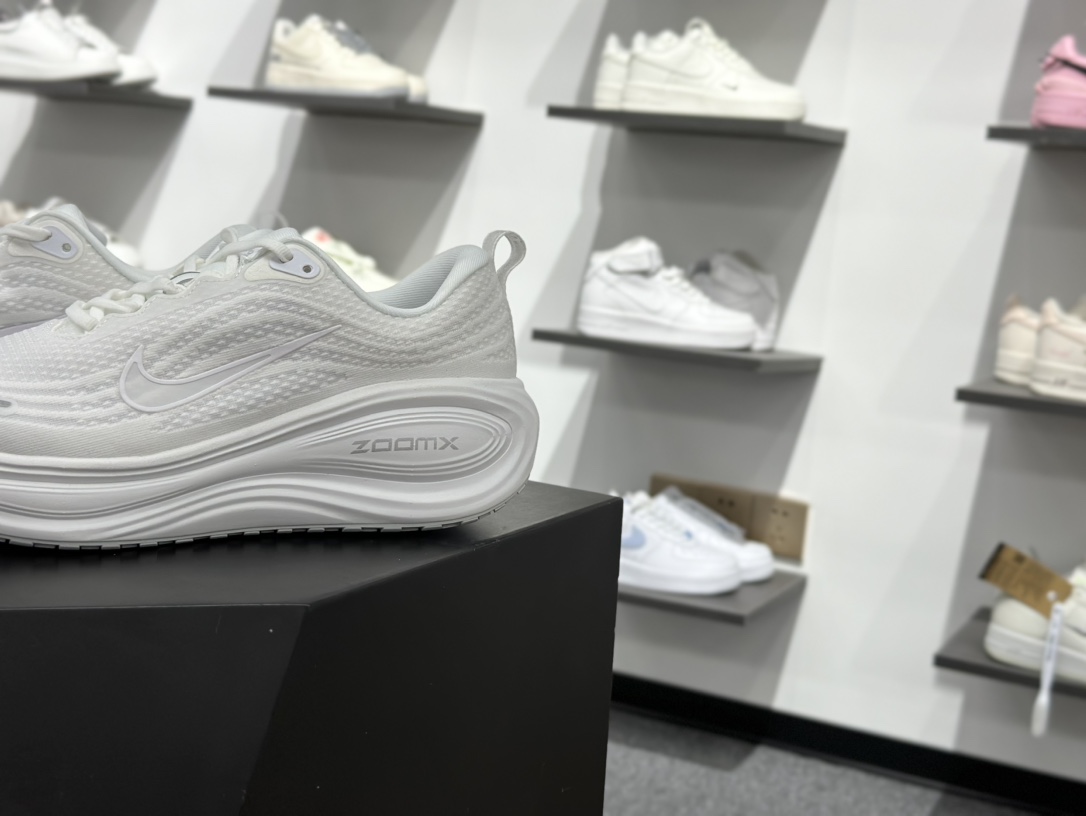 180 Nike VOMERO PLUS RUN 耐克 舒适减震防滑 低帮跑步鞋 HV8154-102